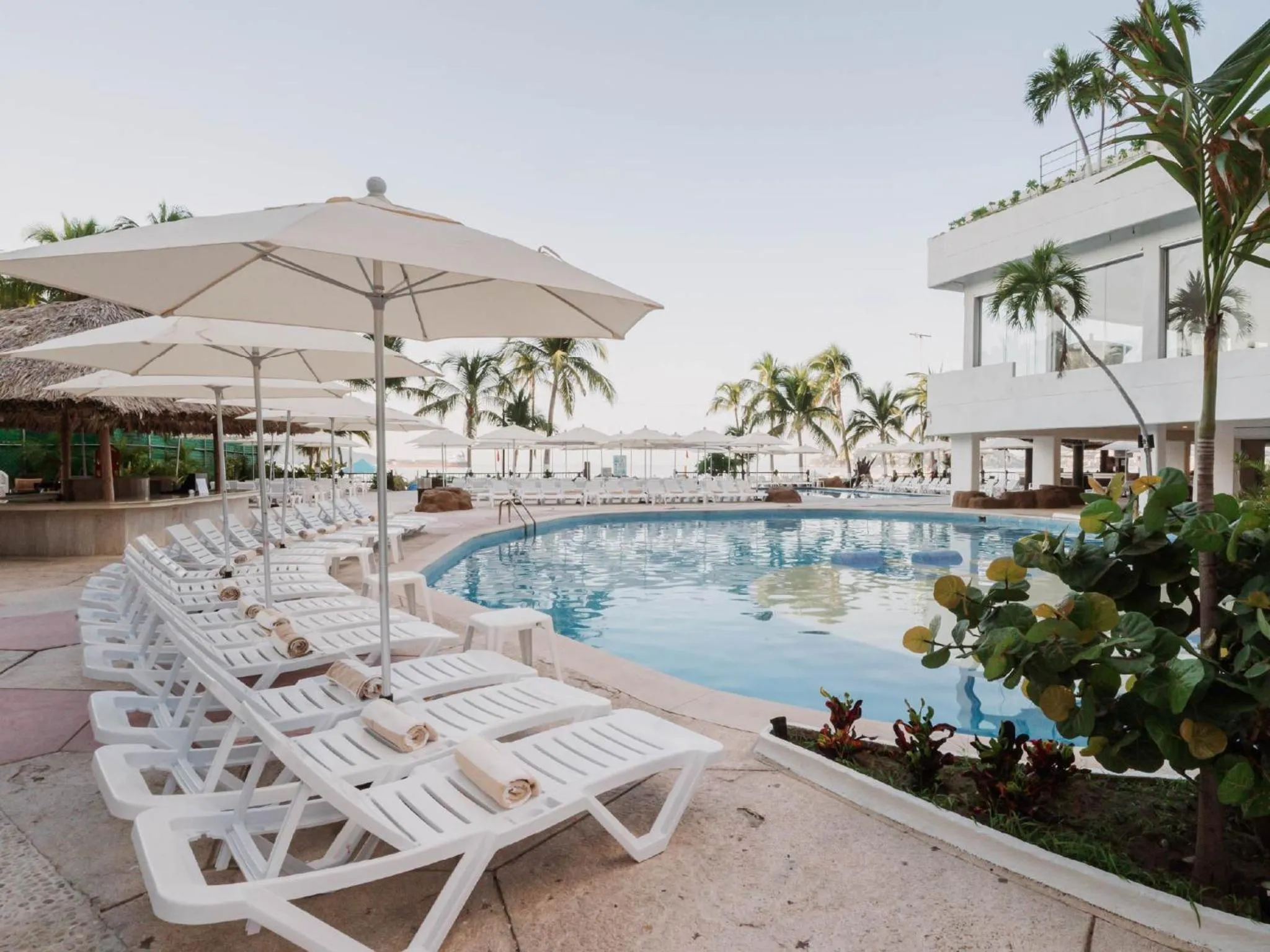 Property building in HS HOTSSON Hotel Acapulco