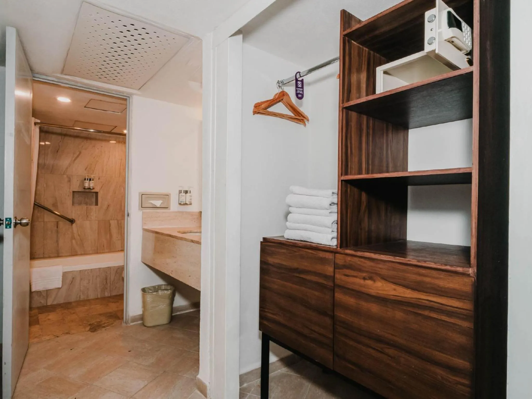 Communal lounge/ TV room in HS HOTSSON Hotel Acapulco