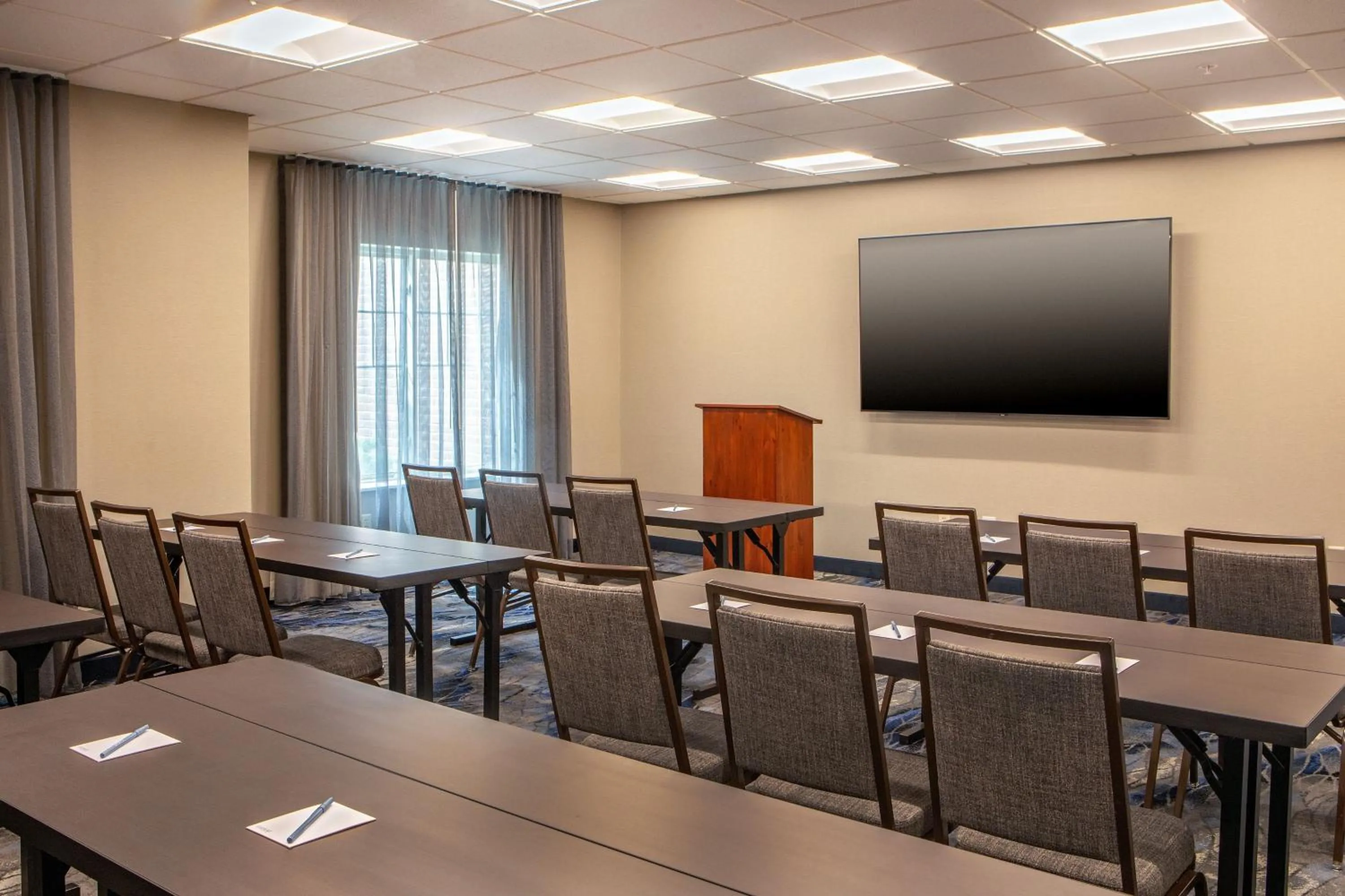 Meeting/conference room in Fairfield Inn & Suites by Marriott Brunswick Freeport