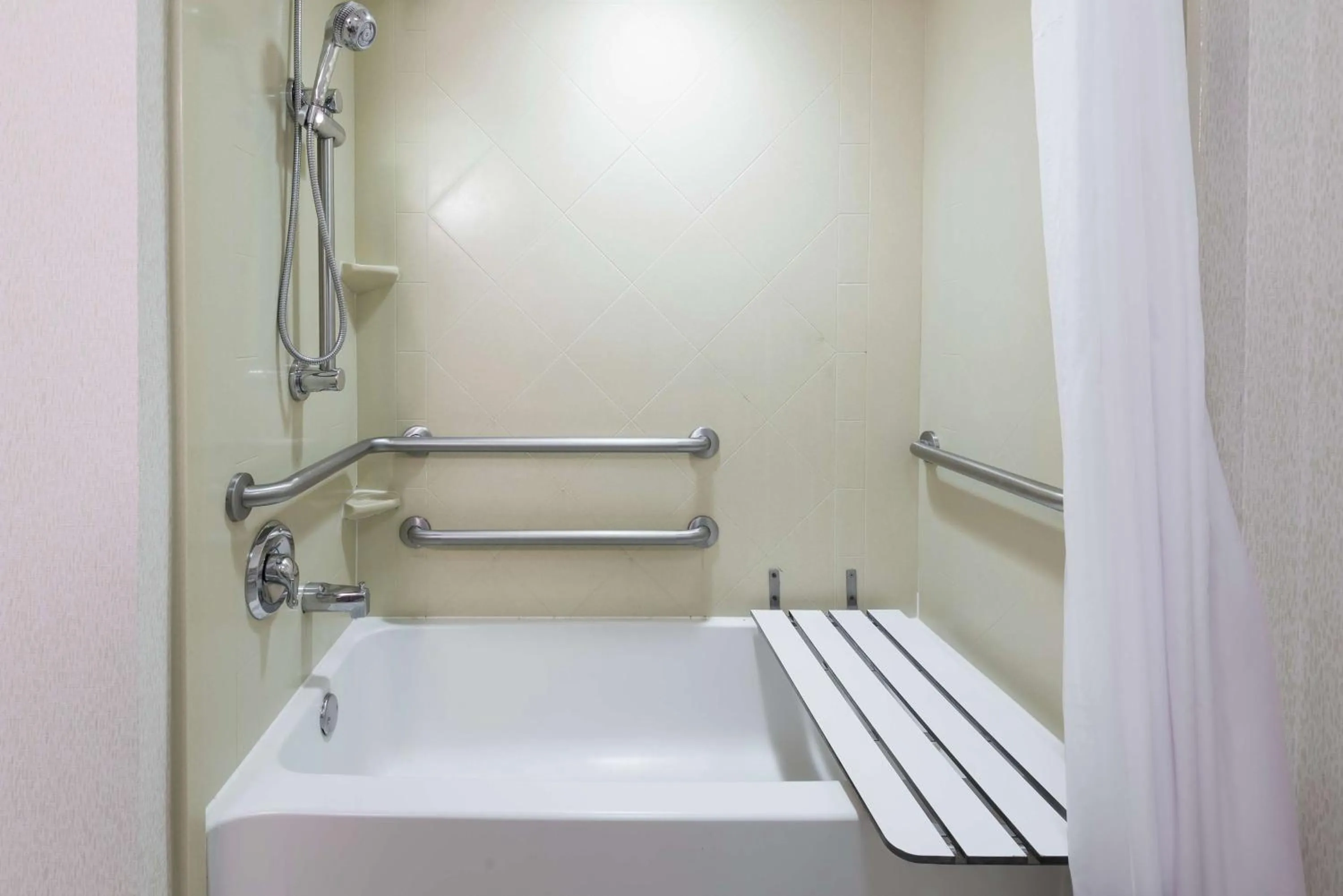 Bathroom in Hampton Inn South Plainfield-Piscataway