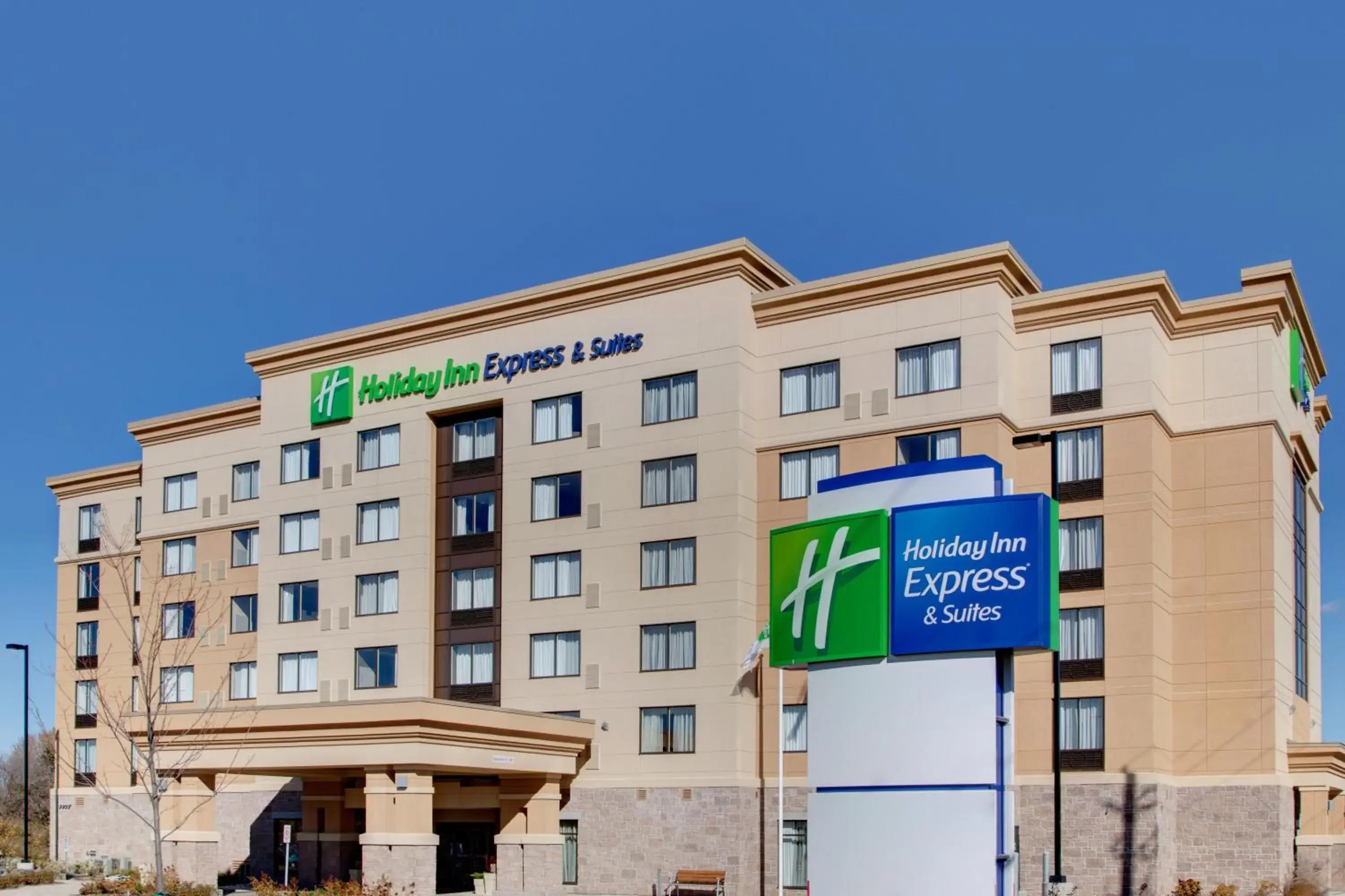 Property building in Holiday Inn Express & Suites Ottawa West - Nepean by IHG Property building in Holiday Inn Express & Suites Ottawa West - Nepean by IHG