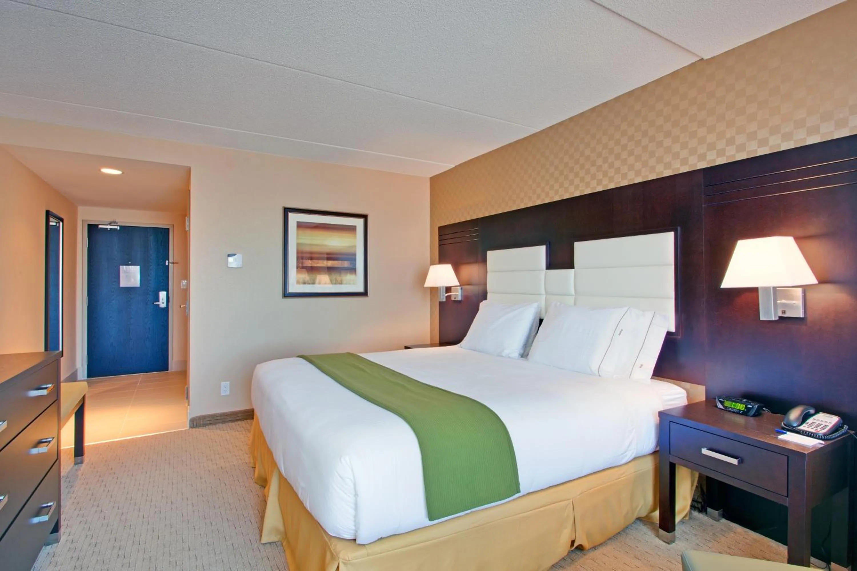 Photo of the whole room, Bed in Holiday Inn Express & Suites Ottawa West - Nepean by IHG