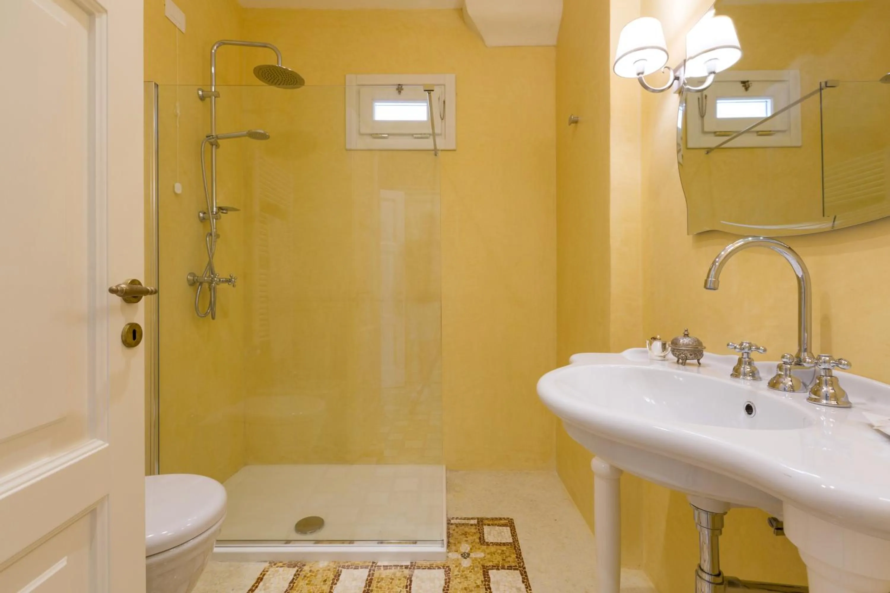 Shower in Palazzo Fasti