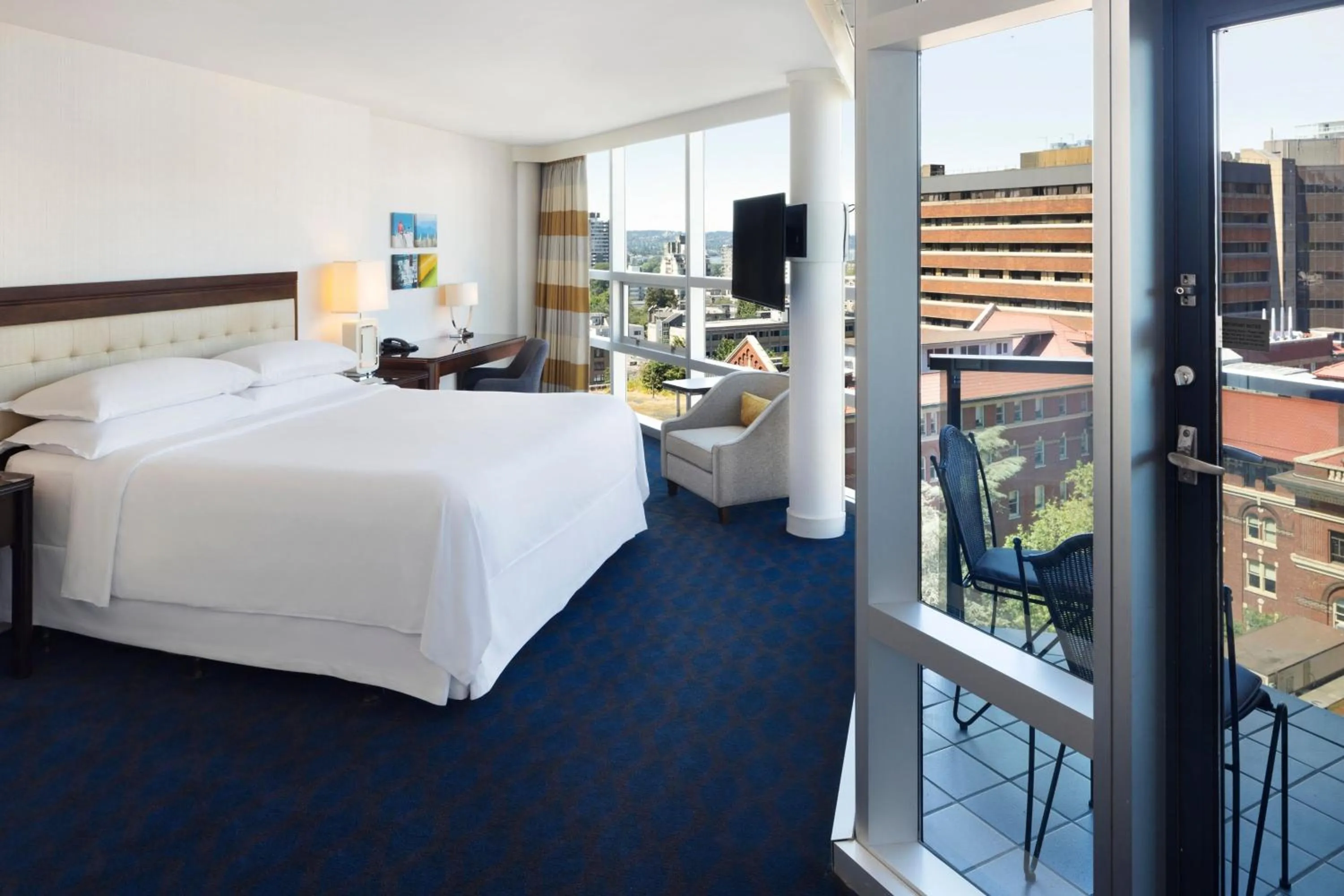 Photo of the whole room, Bed in Sheraton Vancouver Wall Centre