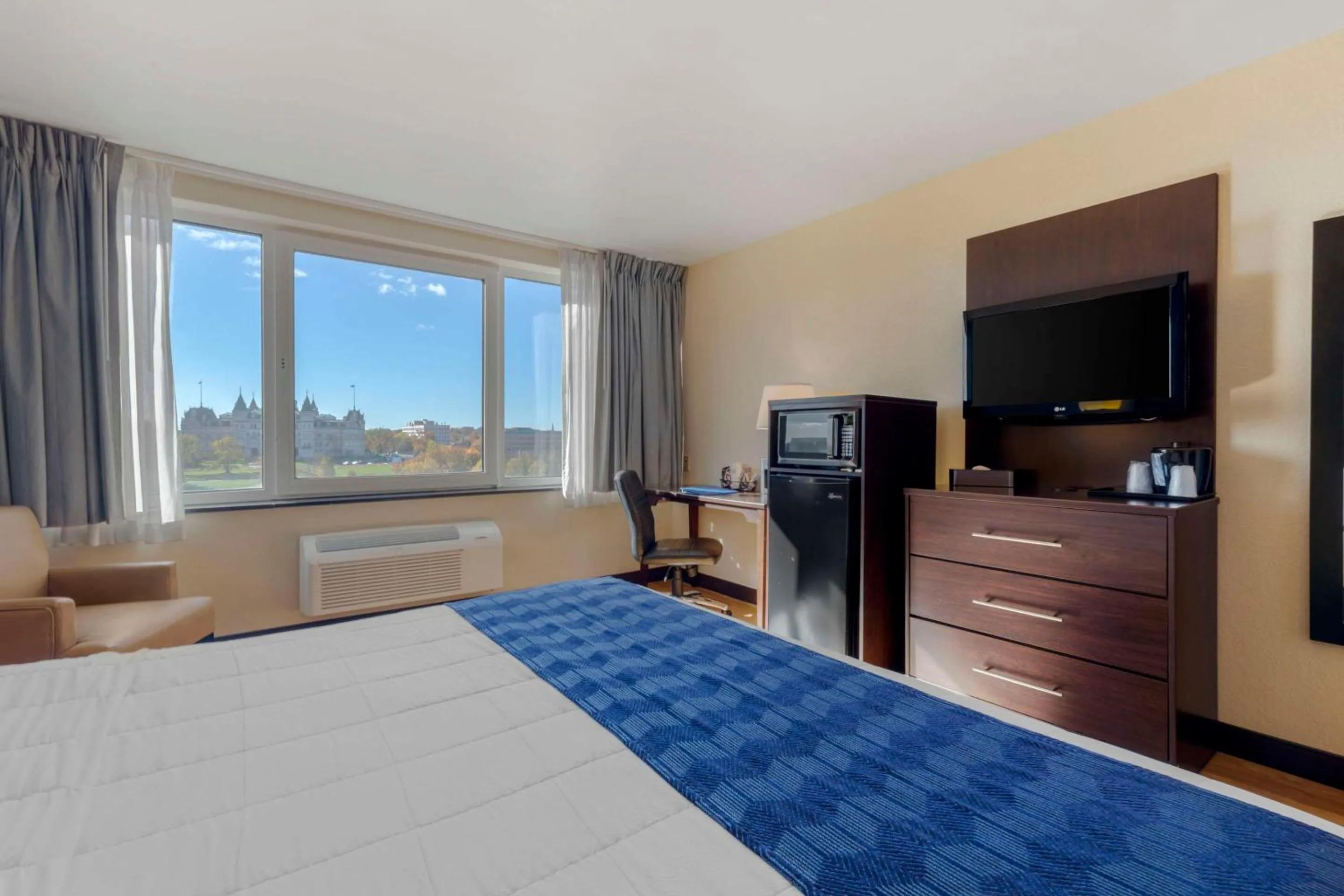 Bedroom, Bed in The Capitol Hotel