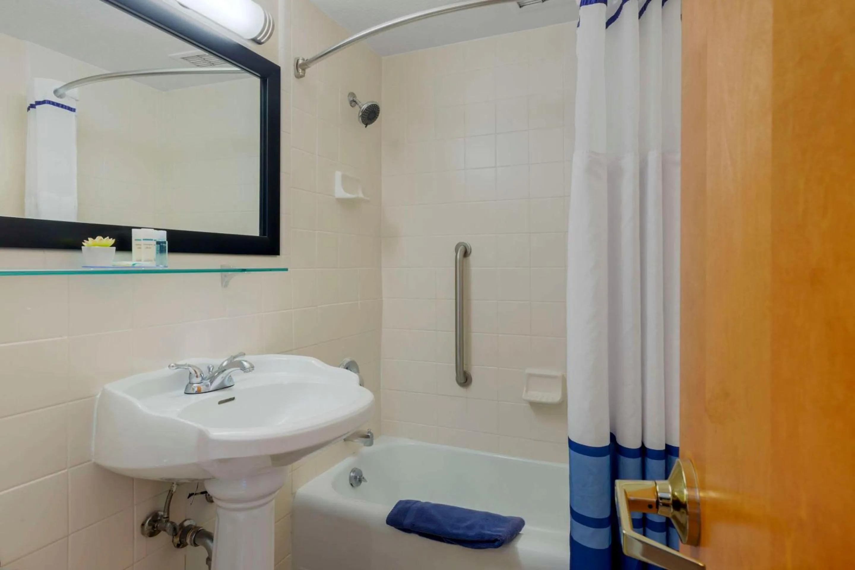 Bedroom in The Capitol Hotel