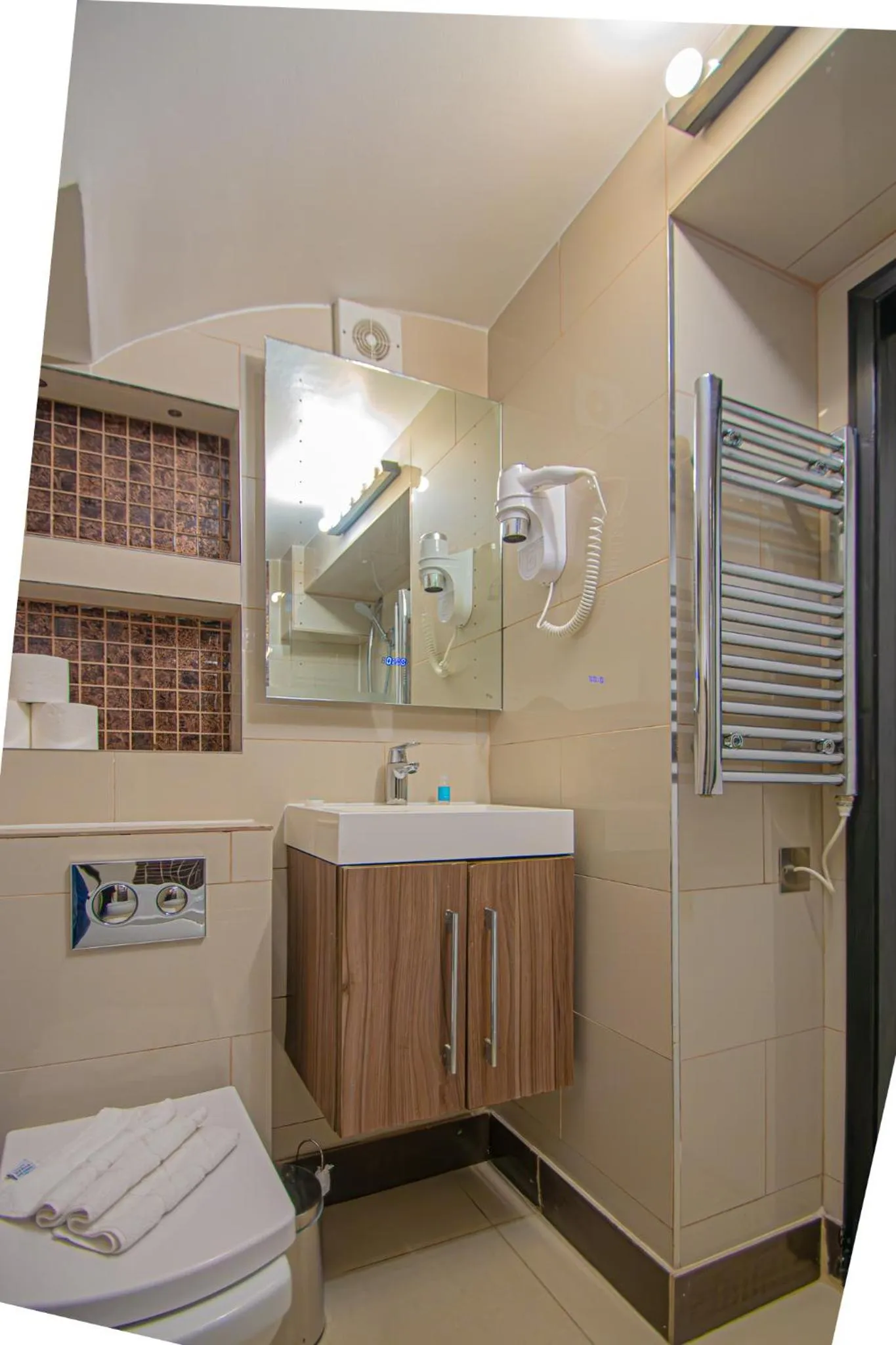 Shower in Imperial Court Suites