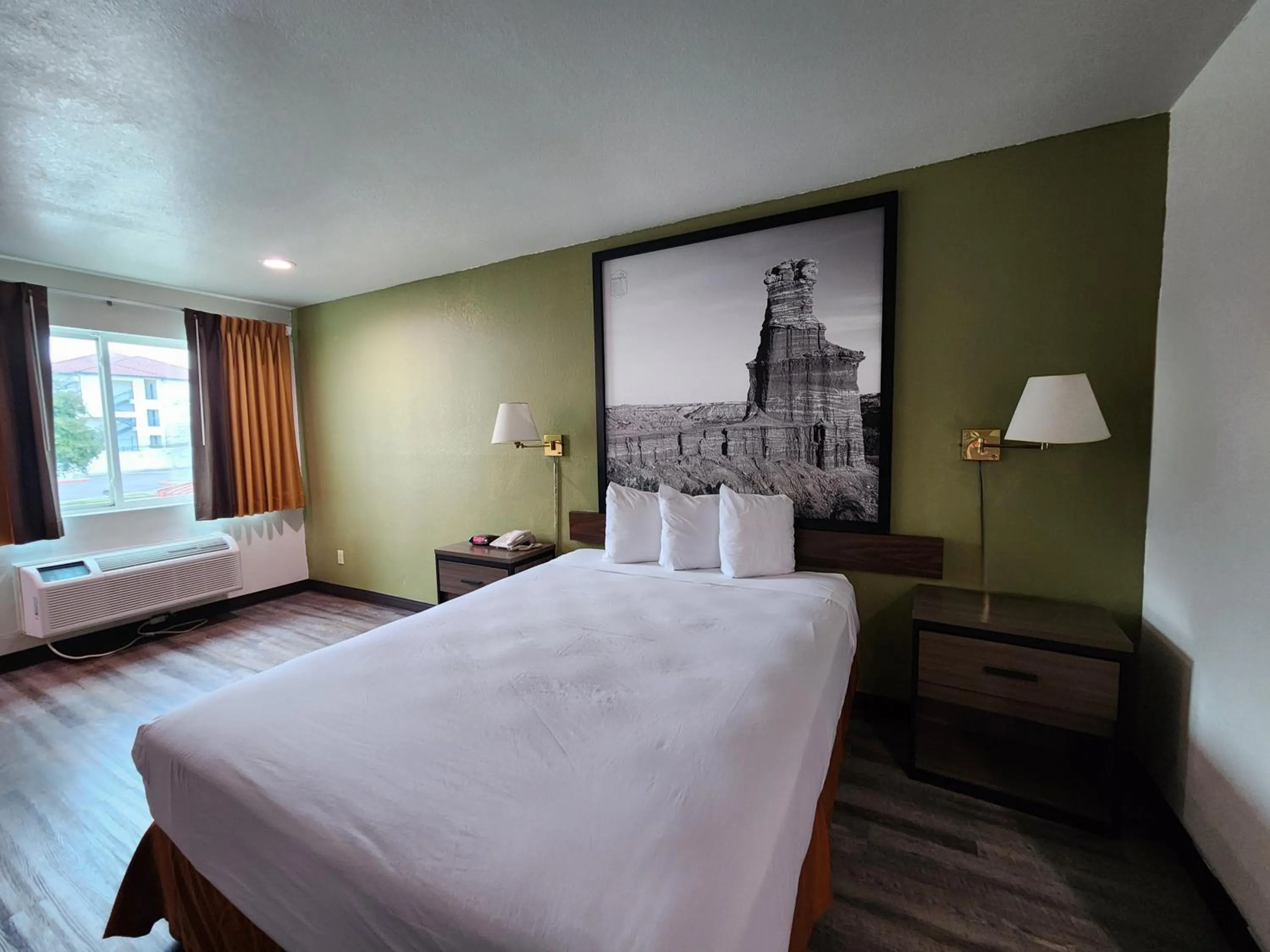 Bedroom, Bed in Super 8 by Wyndham Austin North/University Area