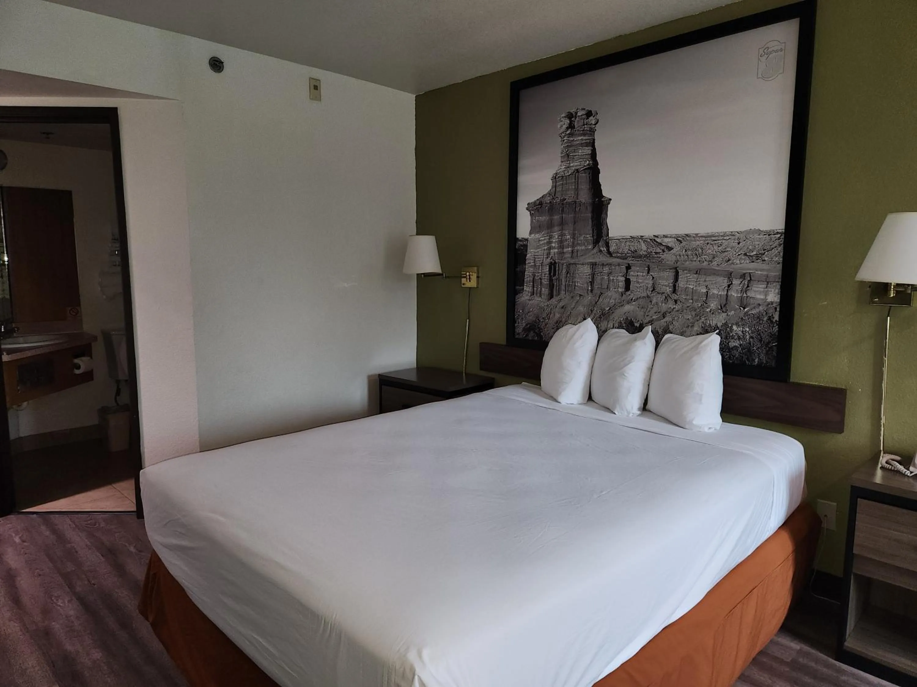 Bedroom, Bed in Super 8 by Wyndham Austin North/University Area