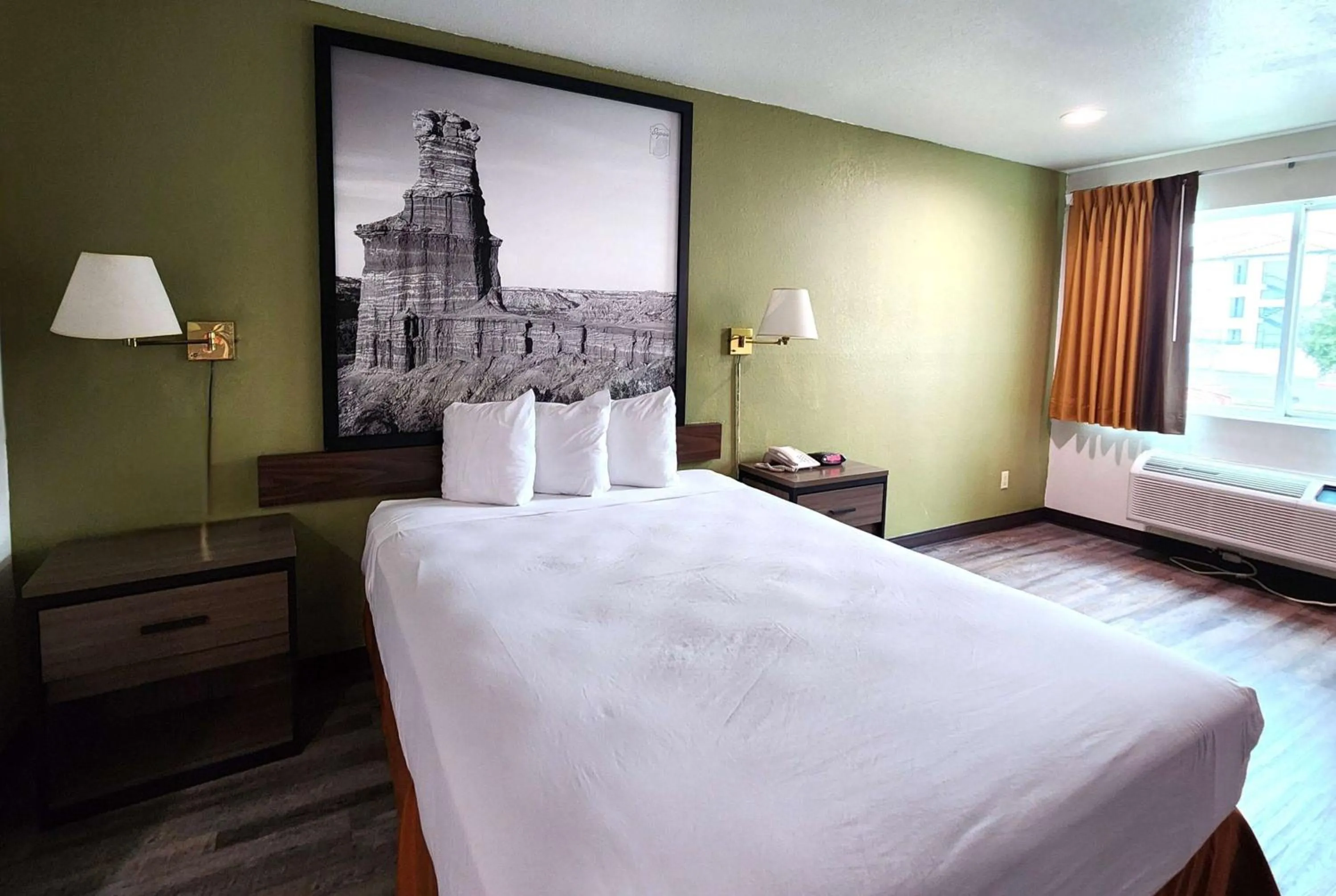 Photo of the whole room, Bed in Super 8 by Wyndham Austin North/University Area