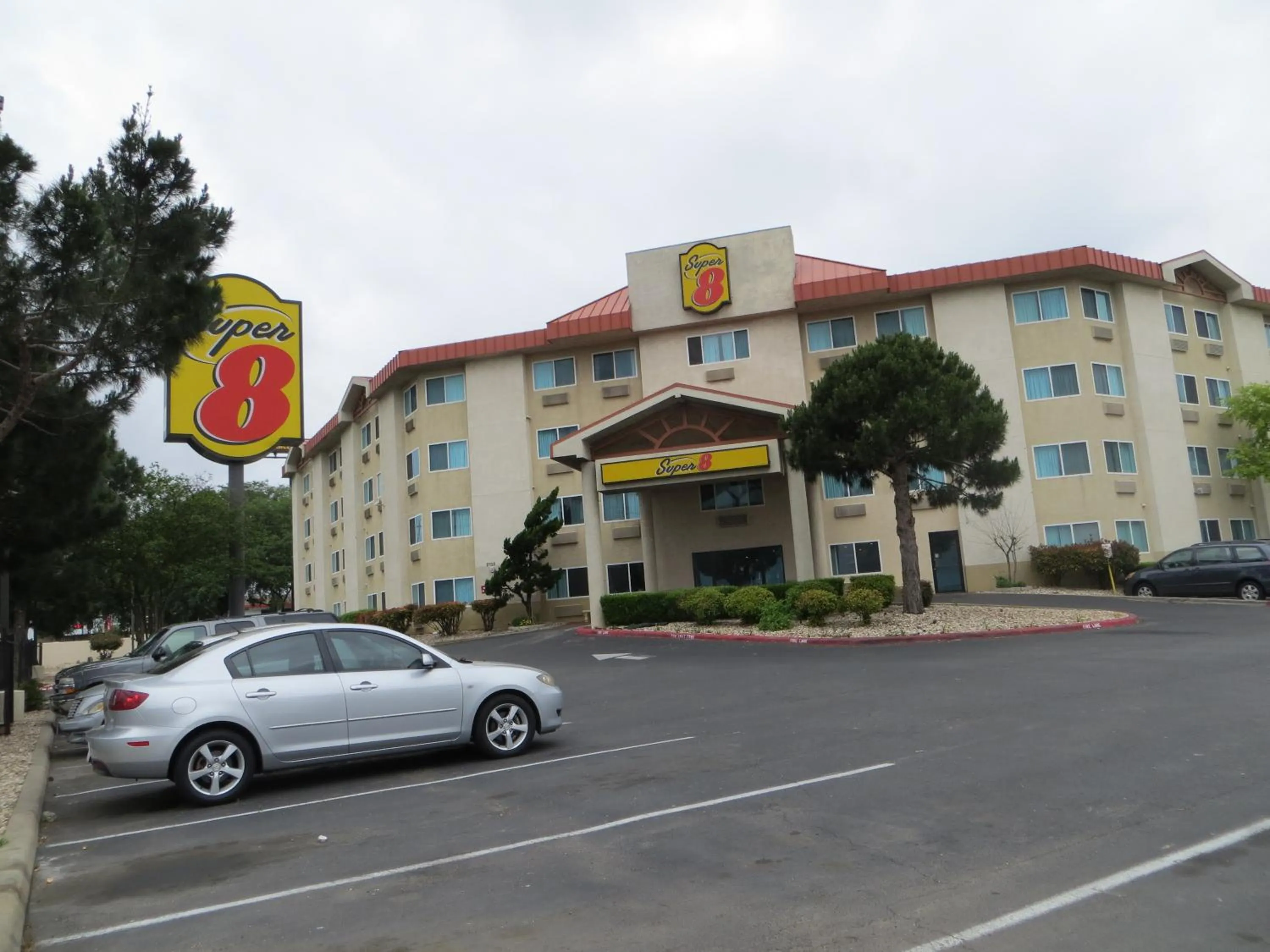 Facade/entrance in Super 8 by Wyndham Austin North/University Area