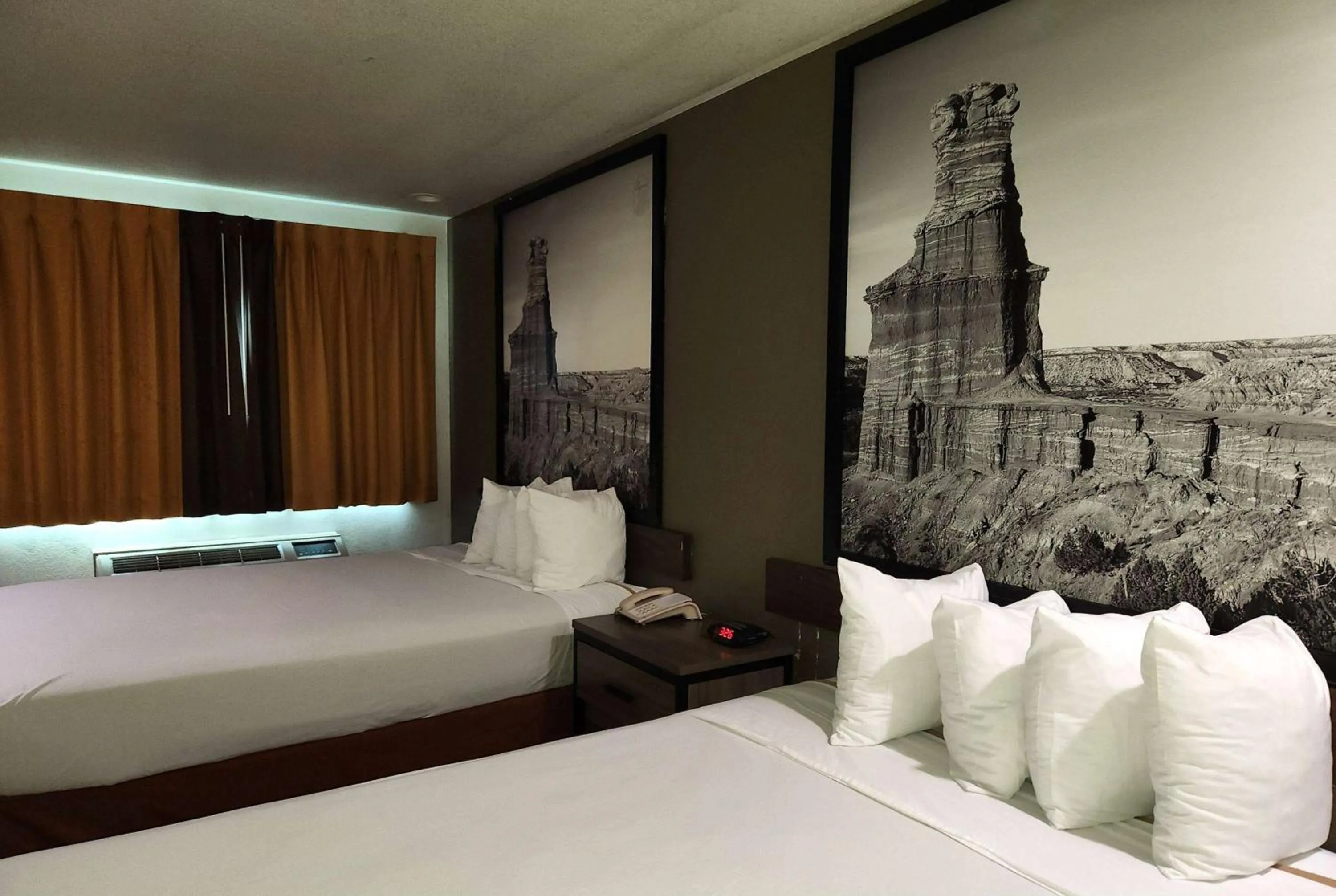 Photo of the whole room, Bed in Super 8 by Wyndham Austin North/University Area