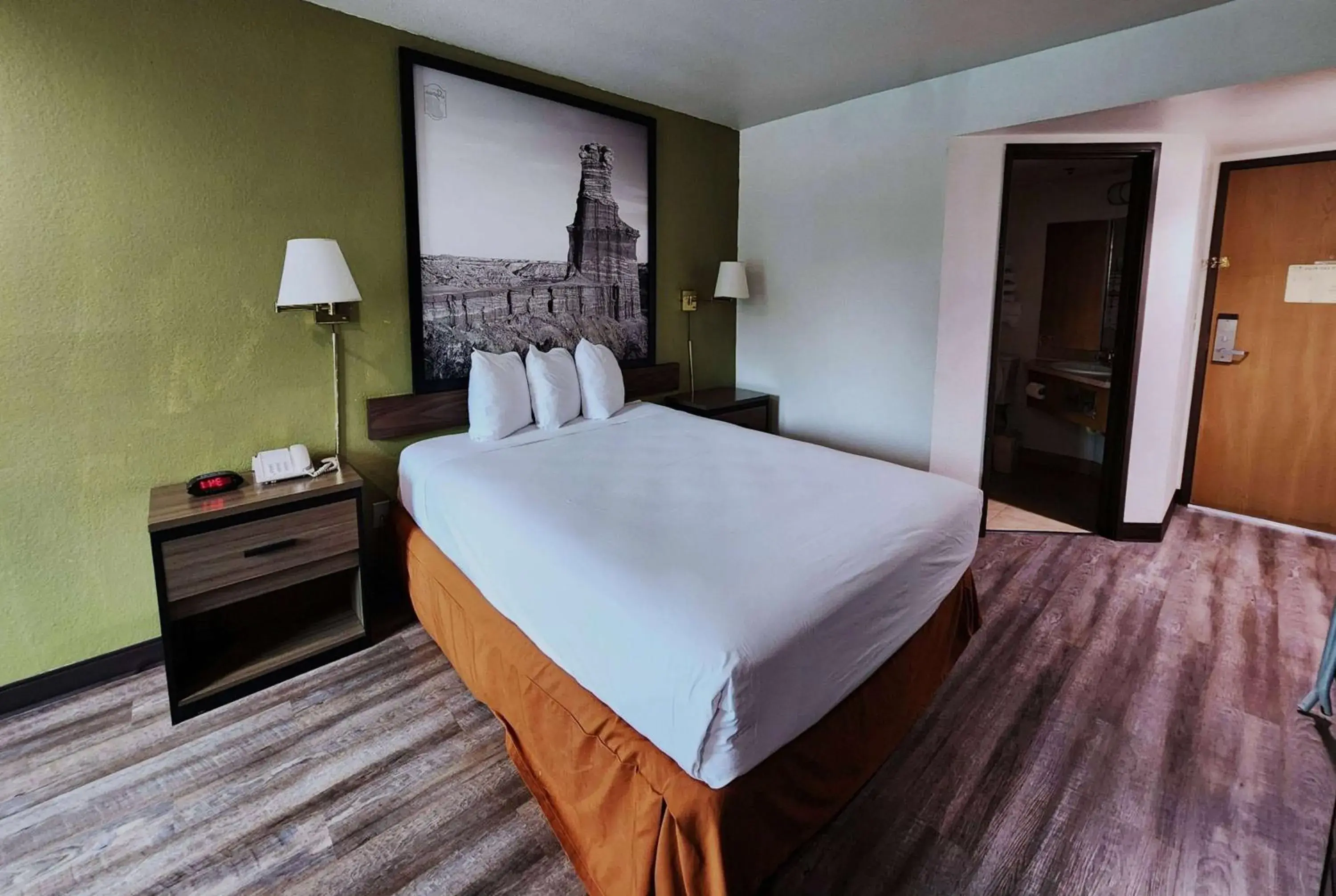 Photo of the whole room, Bed in Super 8 by Wyndham Austin North/University Area Photo of the whole room, Bed in Super 8 by Wyndham Austin North/University Area