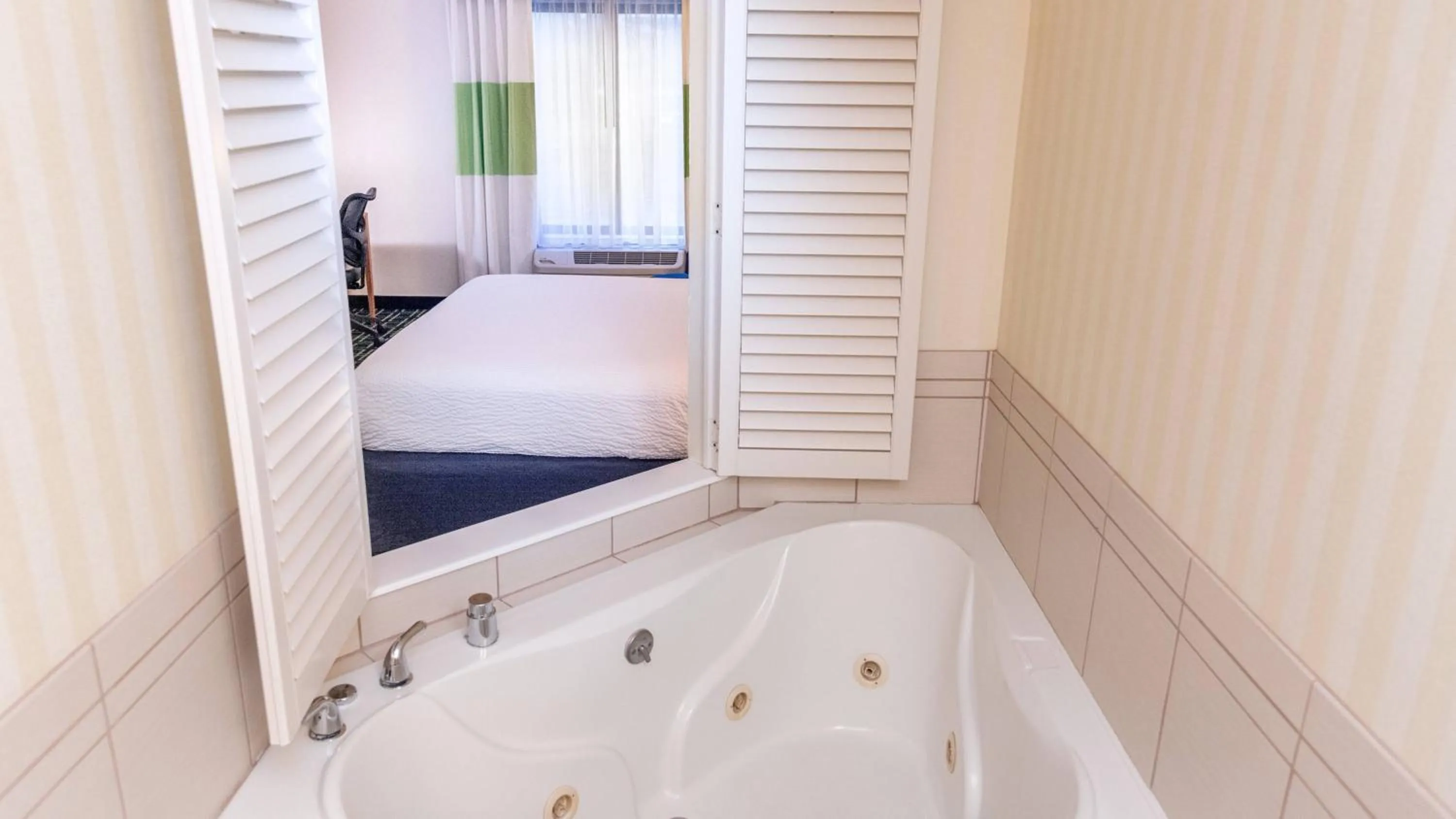 Bathroom, Bed in Fairfield Inn & Suites by Marriott Muskegon Norton Shores