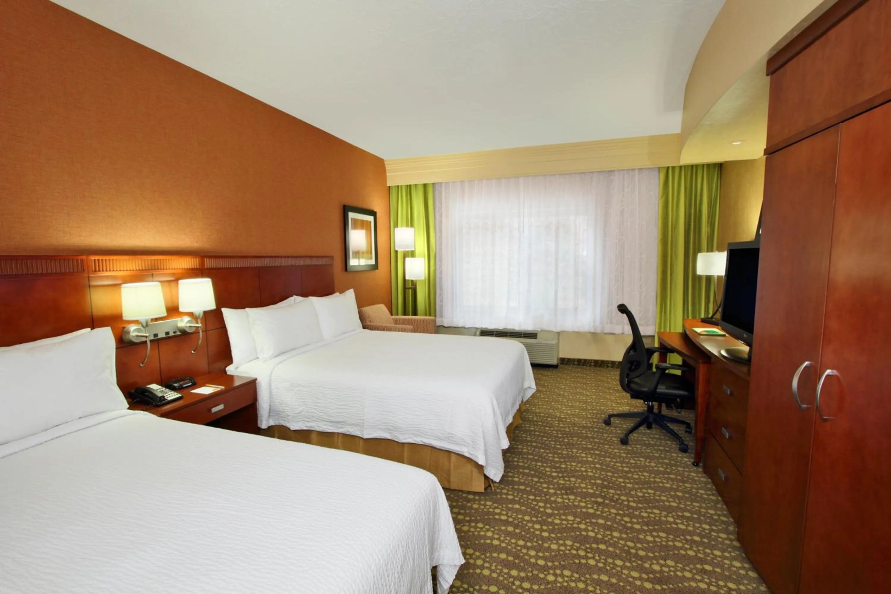 Photo of the whole room, Bed in Courtyard by Marriott St. George