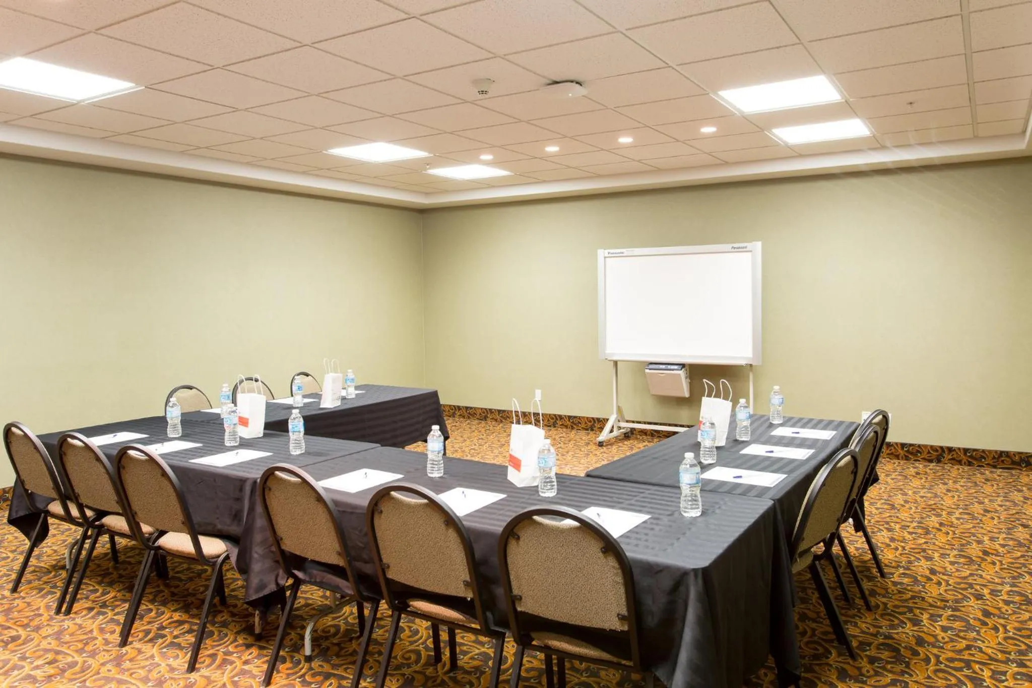 Meeting/conference room in Holiday Inn Express & Suites Whitecourt by IHG