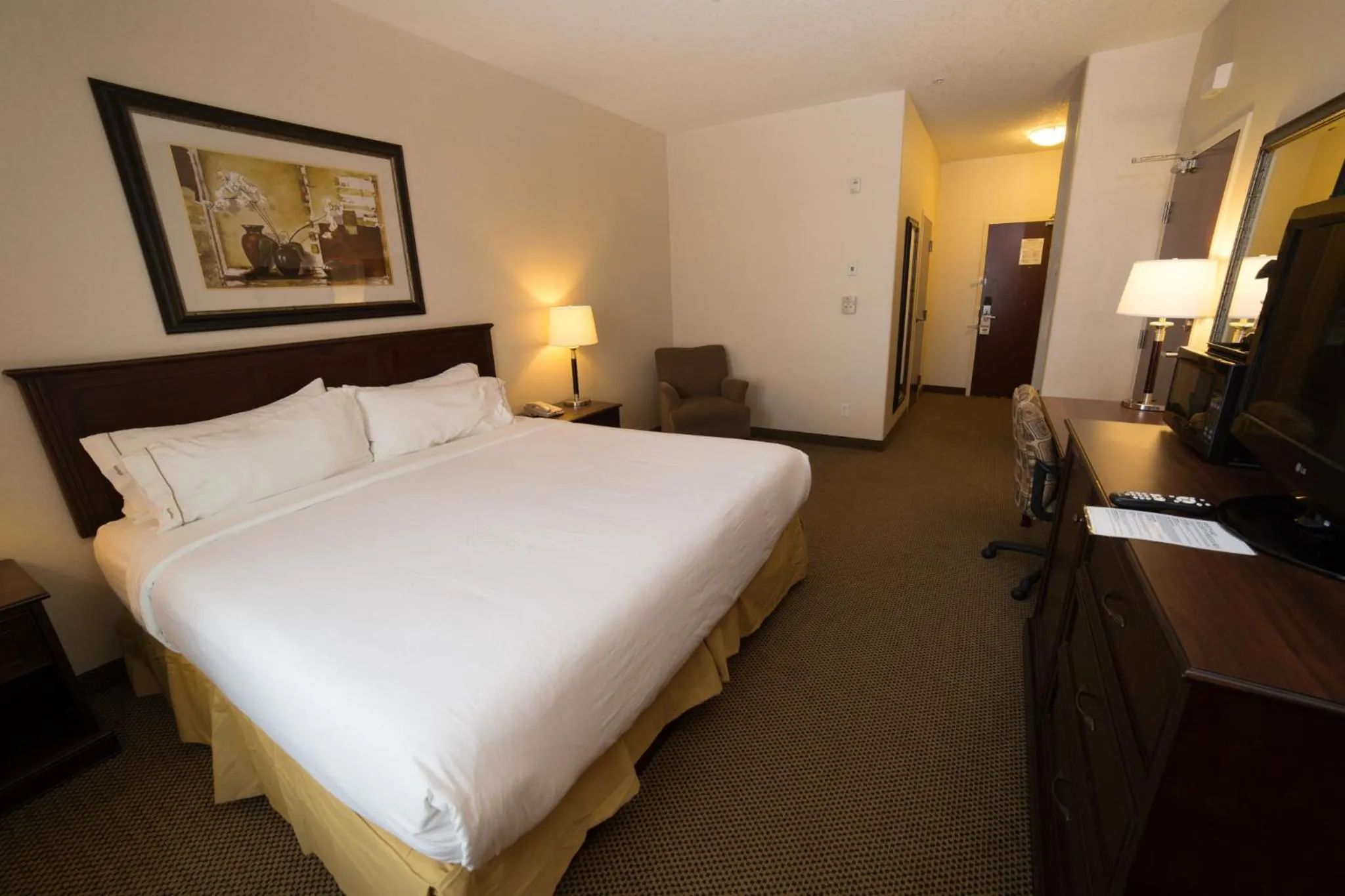 Photo of the whole room, Bed in Holiday Inn Express & Suites Whitecourt by IHG