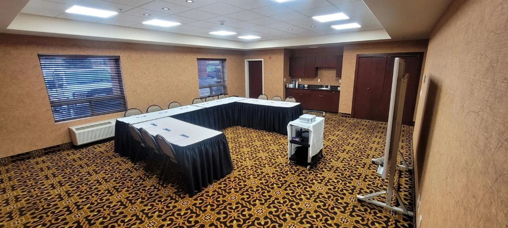 Meeting/conference room in Holiday Inn Express & Suites Whitecourt by IHG