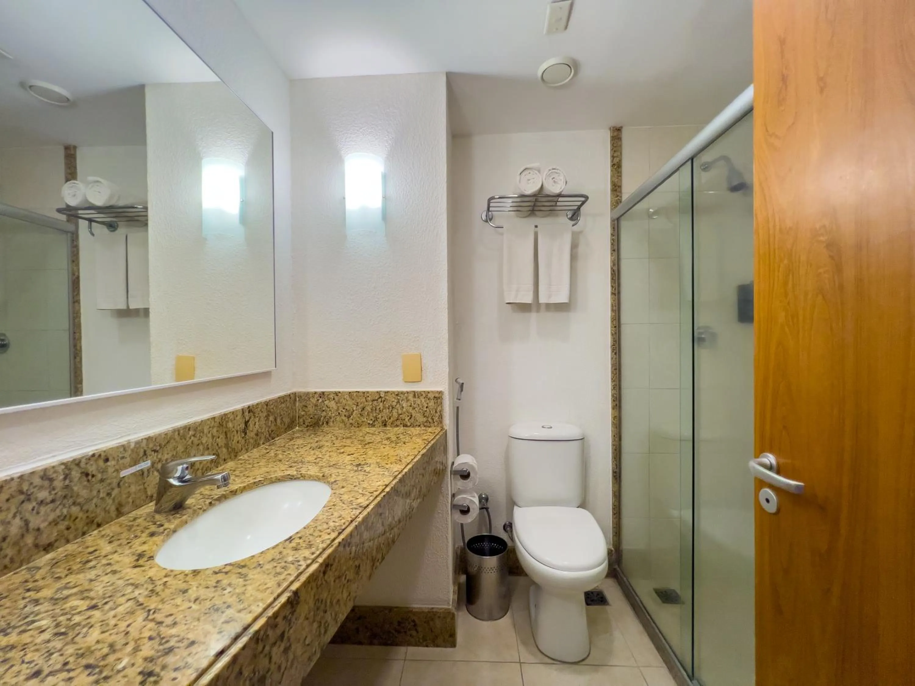 Shower in Praiamar Express Hotel