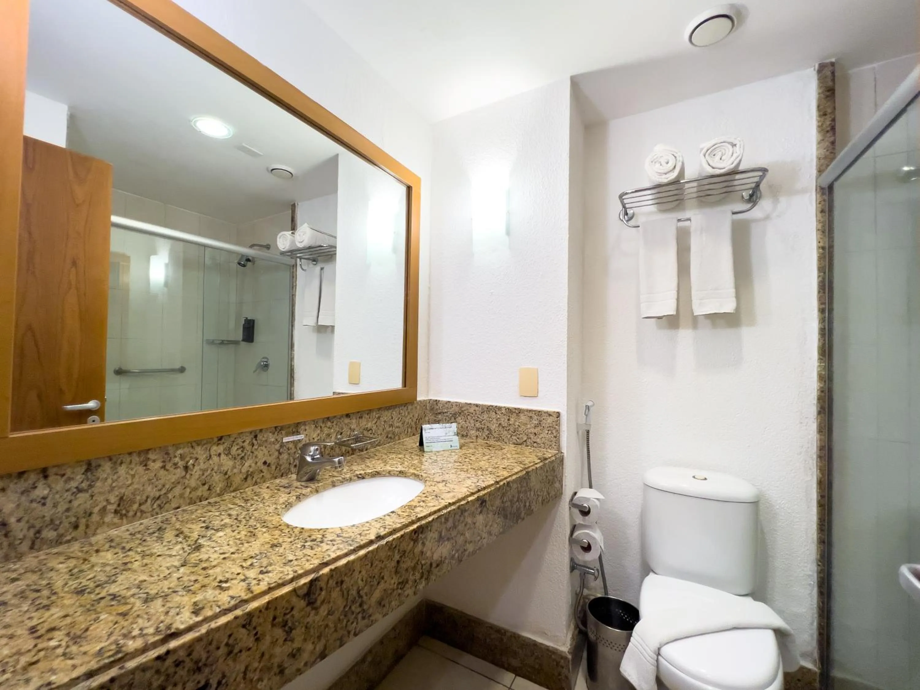 Shower in Praiamar Express Hotel