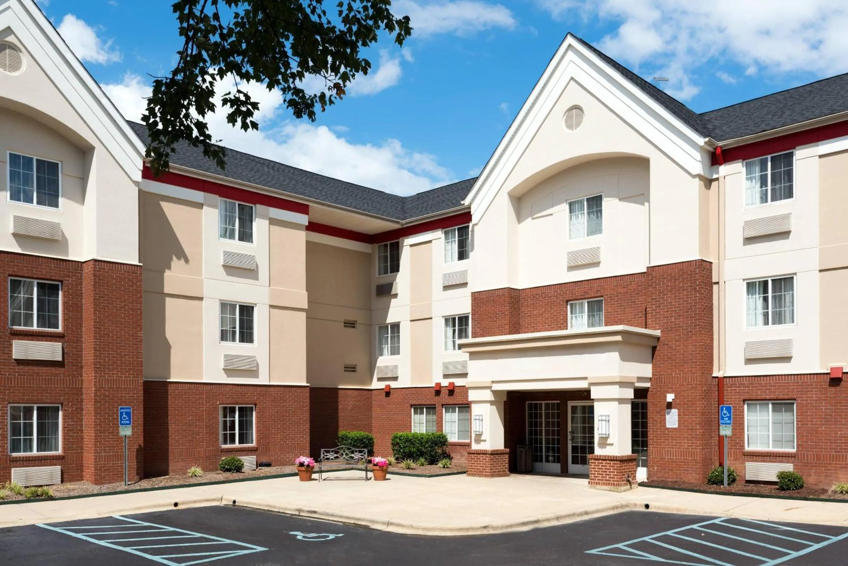 Property building in MainStay Suites Raleigh - Cary