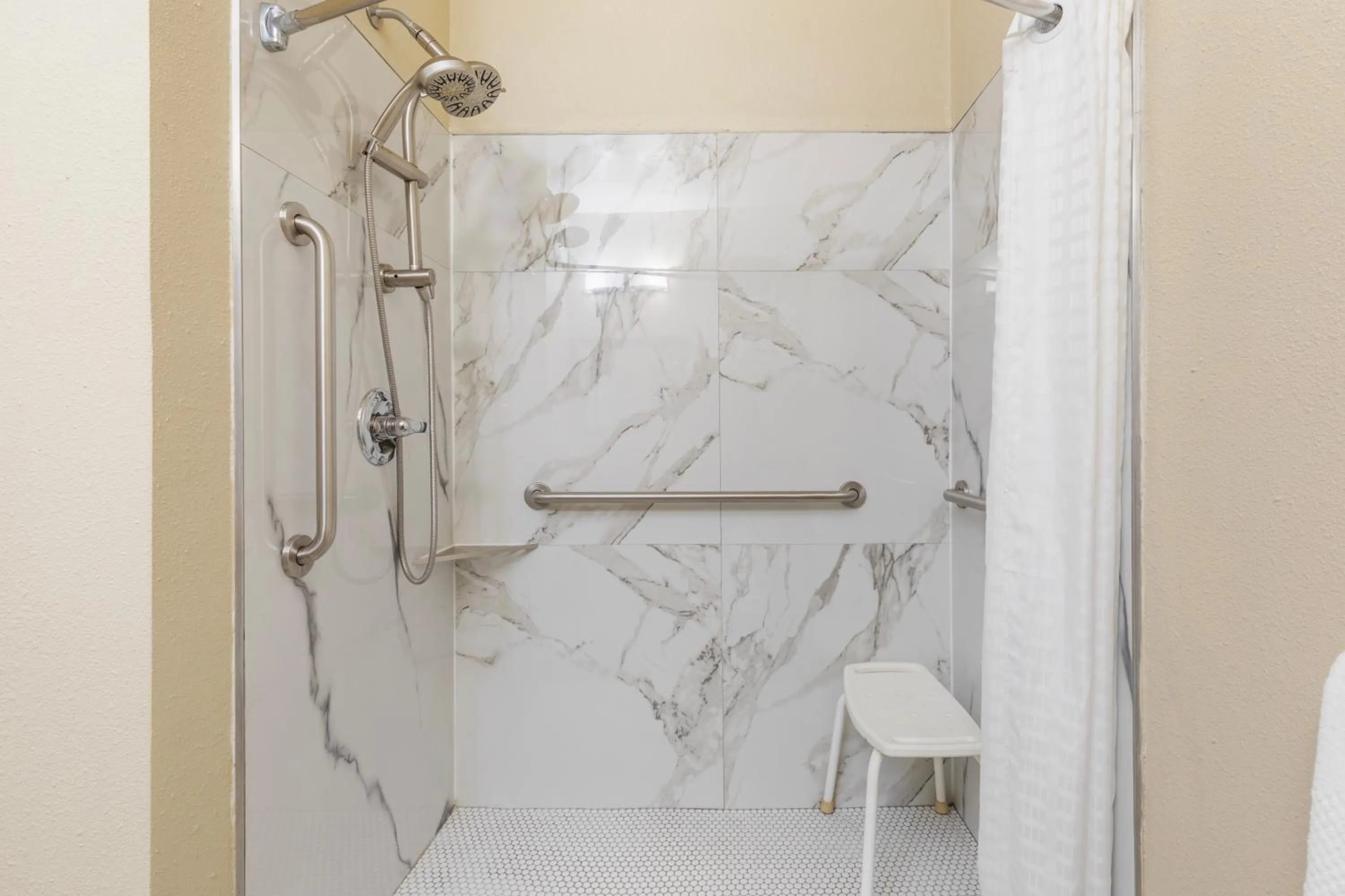 Shower in Comfort Inn & Suites Temple - Medical Center