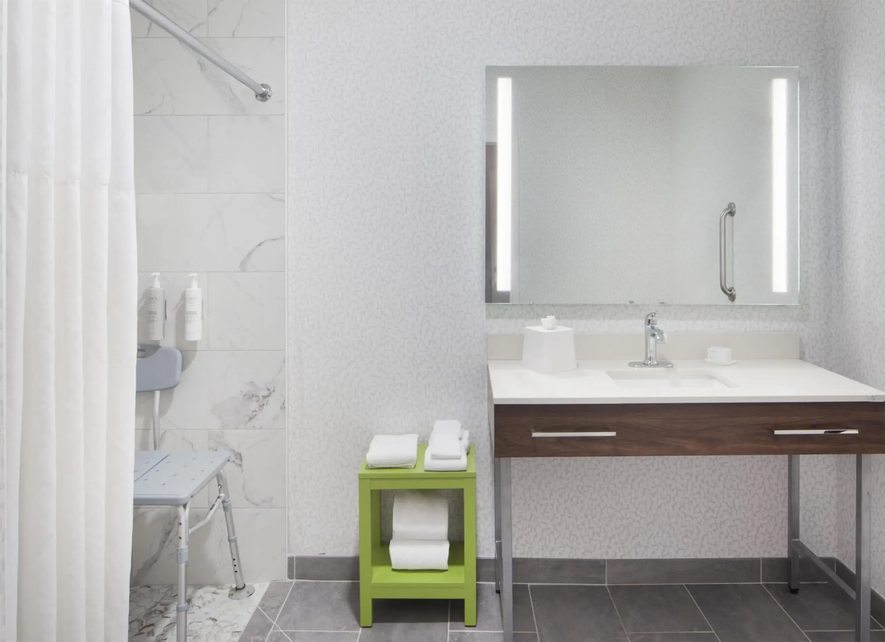 Bathroom in Hampton Inn Youngstown/Boardman Bathroom in Hampton Inn Youngstown/Boardman