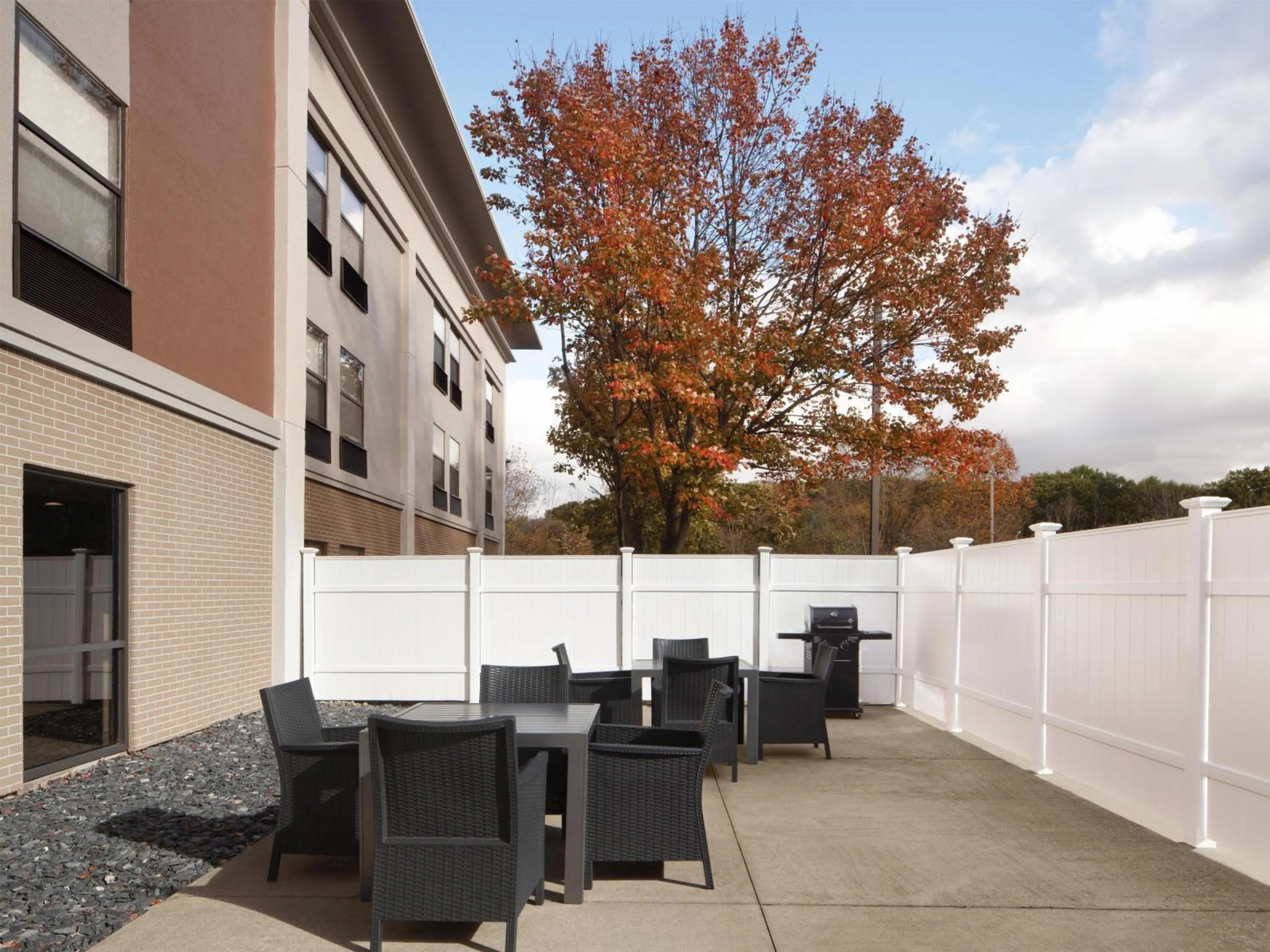 Patio in Hampton Inn Youngstown/Boardman