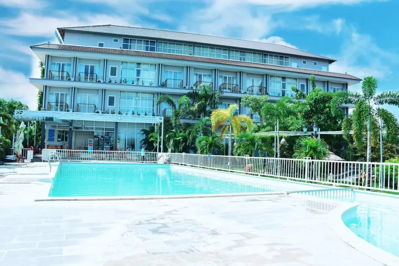 Swimming pool in Ozon Hotel Swimming pool in Ozon Hotel