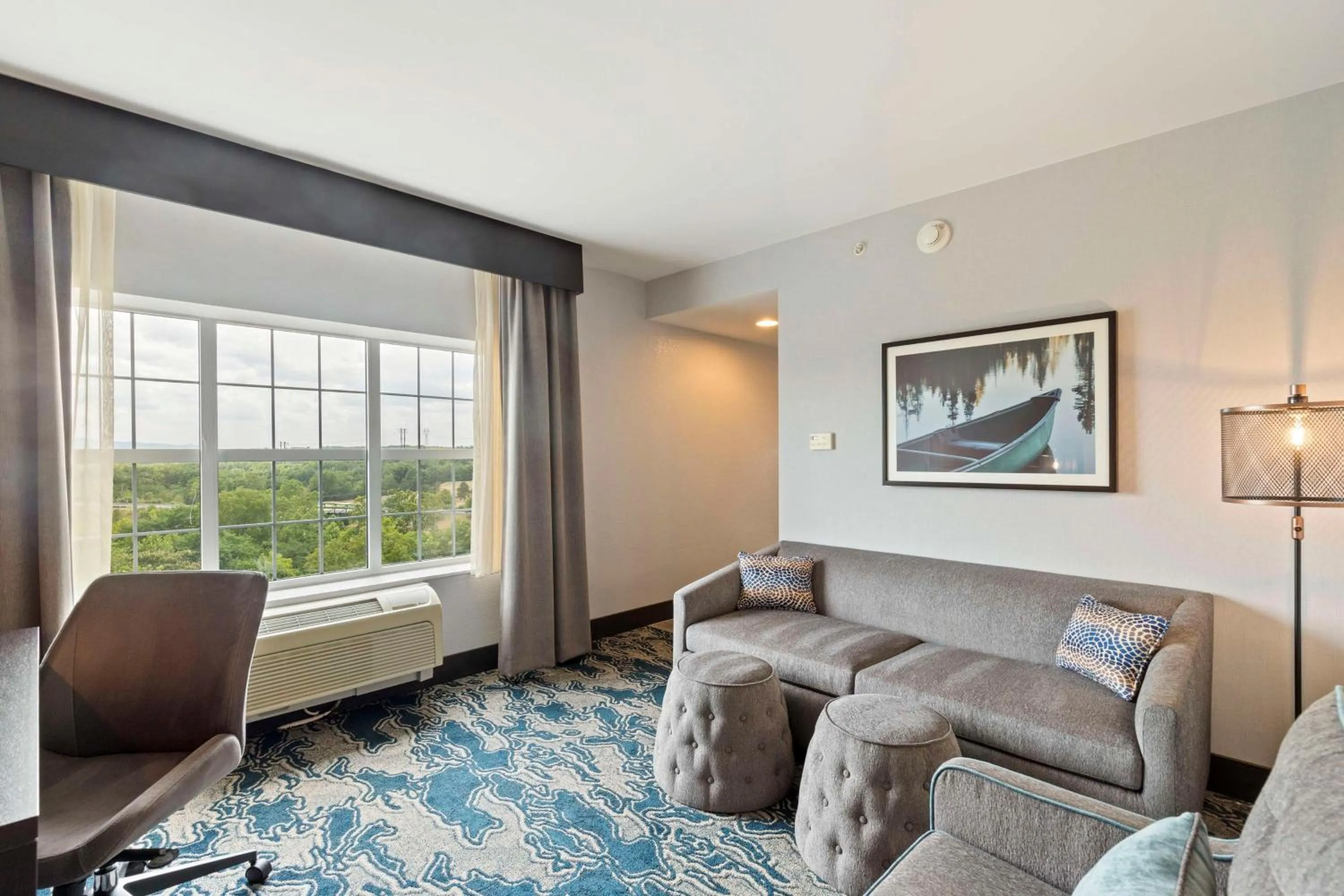 Living room in Doubletree By Hilton Front Royal Blue Ridge Shadows