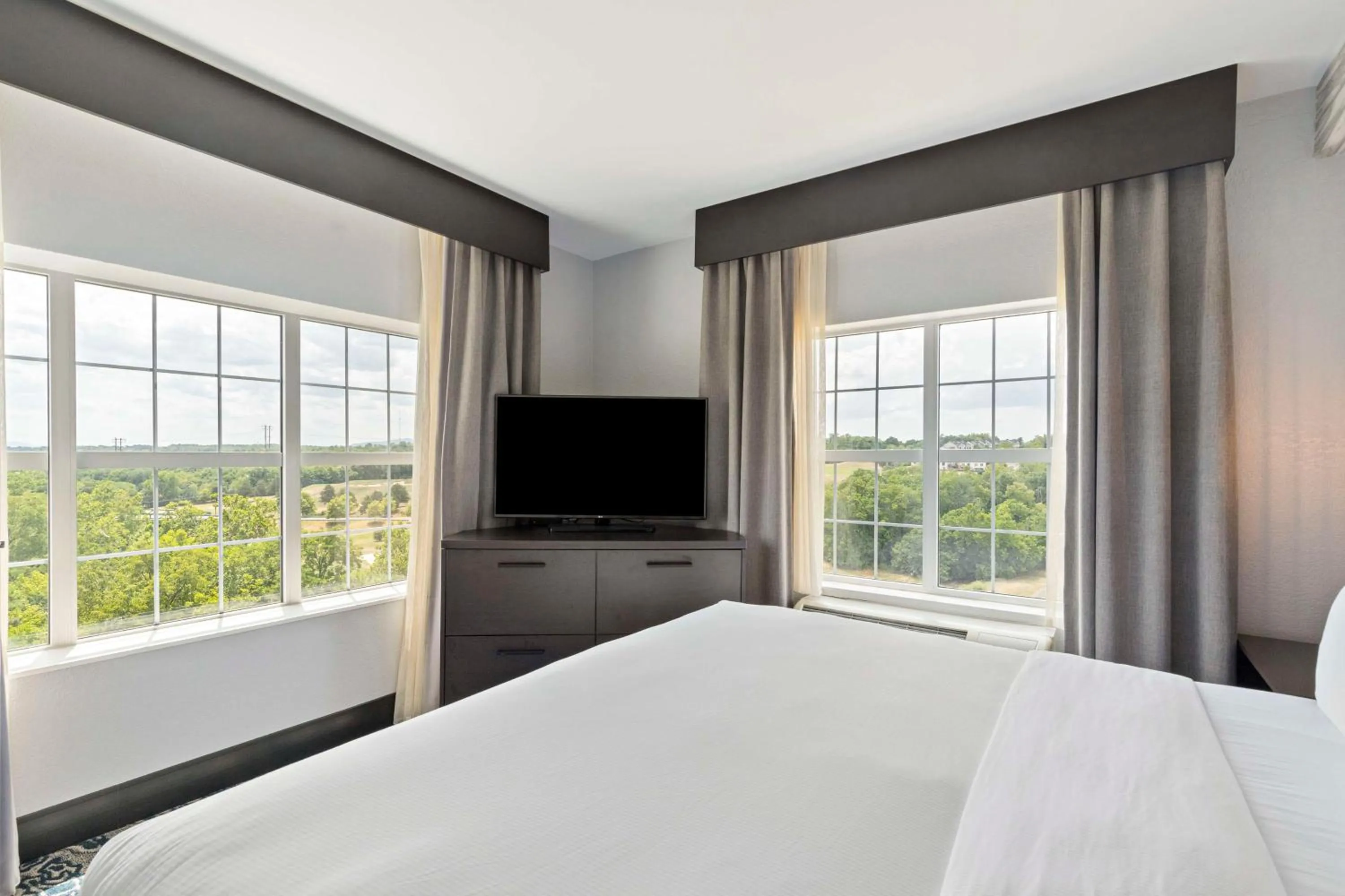 Bed in Doubletree By Hilton Front Royal Blue Ridge Shadows