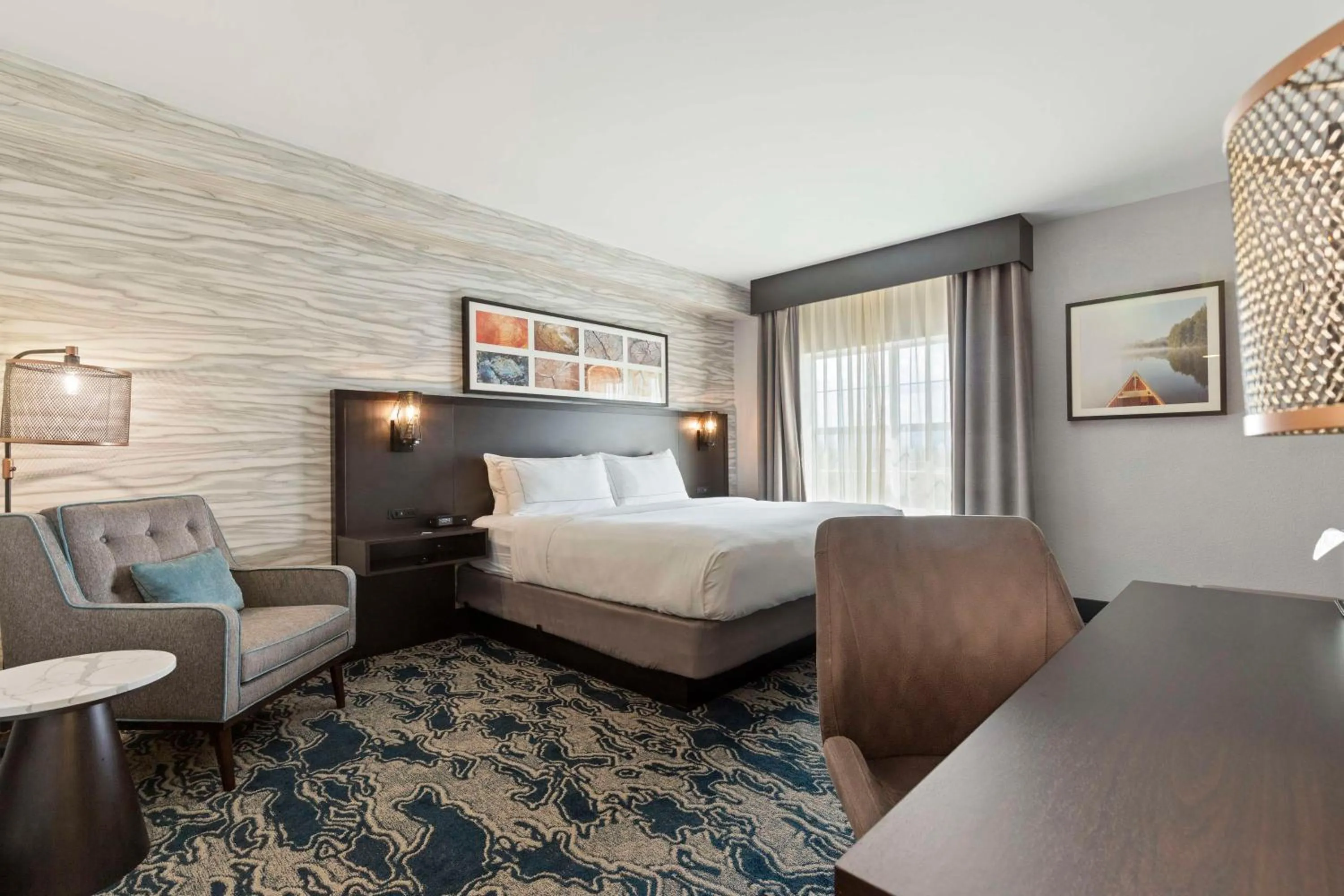 Bed in Doubletree By Hilton Front Royal Blue Ridge Shadows