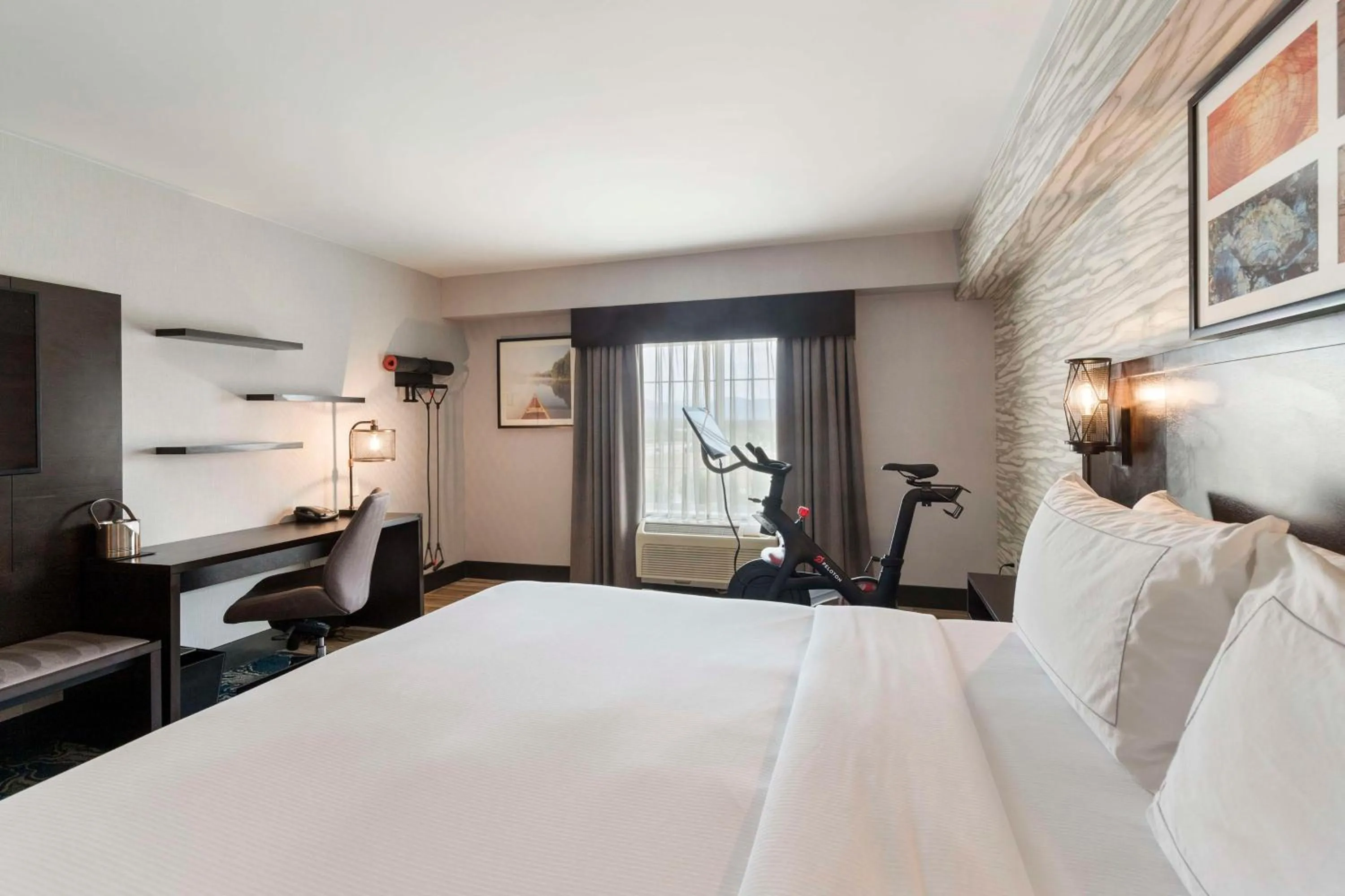 Bedroom, Bed in Doubletree By Hilton Front Royal Blue Ridge Shadows