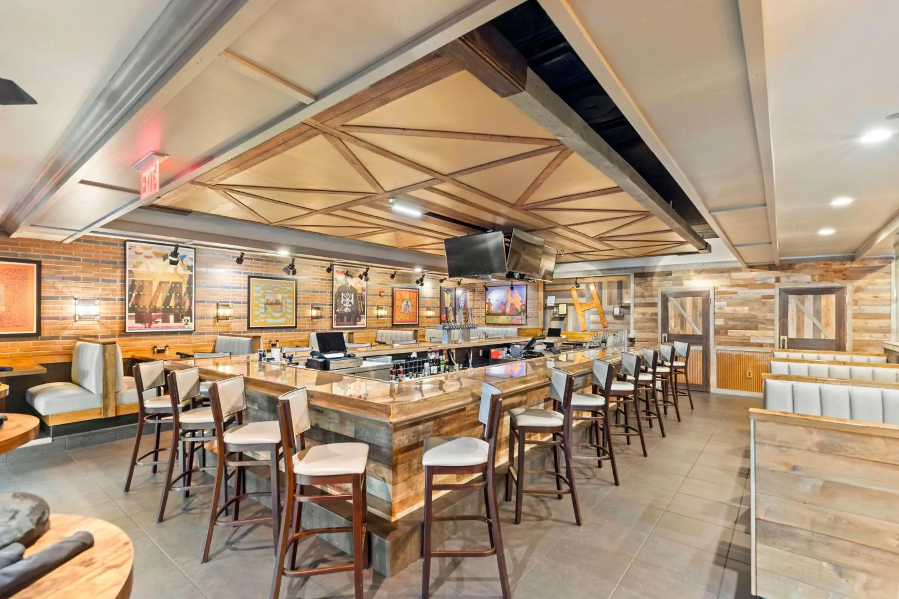 Lounge or bar in Doubletree By Hilton Front Royal Blue Ridge Shadows Lounge or bar in Doubletree By Hilton Front Royal Blue Ridge Shadows