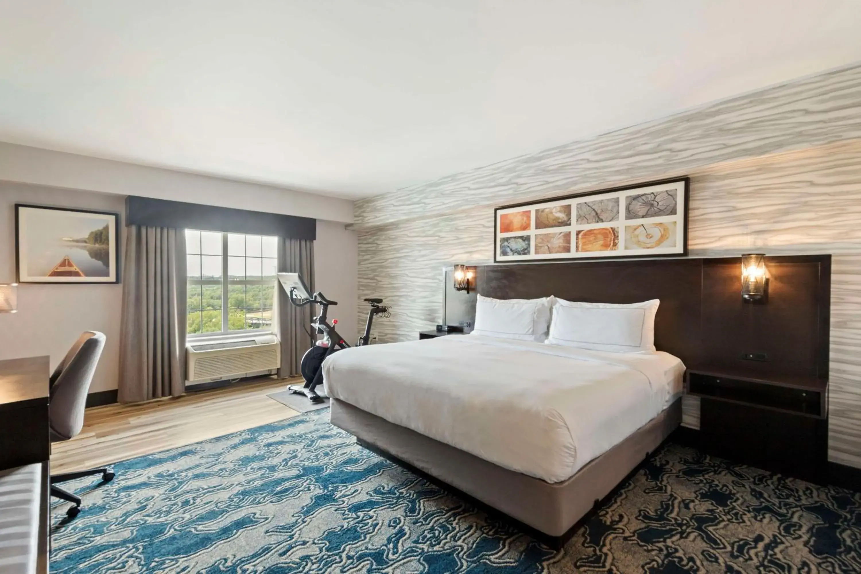 Bed in Doubletree By Hilton Front Royal Blue Ridge Shadows Bed in Doubletree By Hilton Front Royal Blue Ridge Shadows