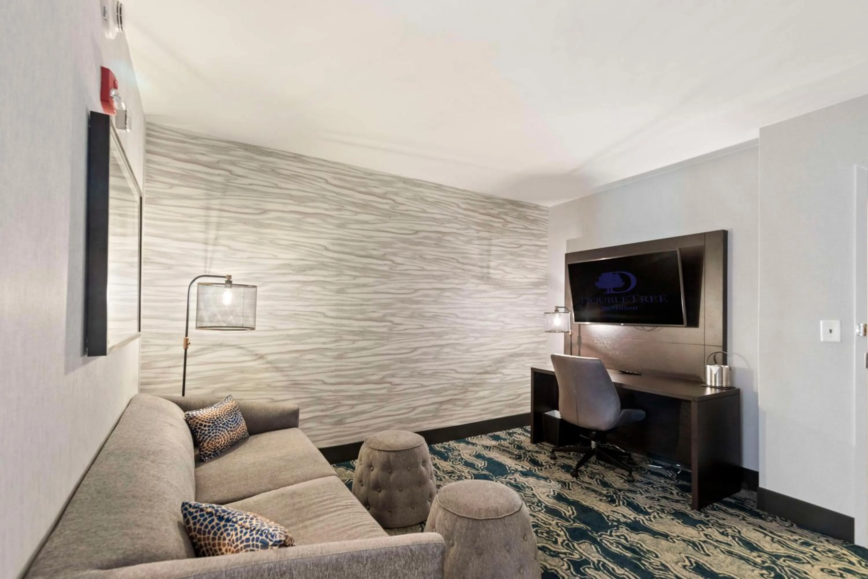 Living room, Bed in Doubletree By Hilton Front Royal Blue Ridge Shadows