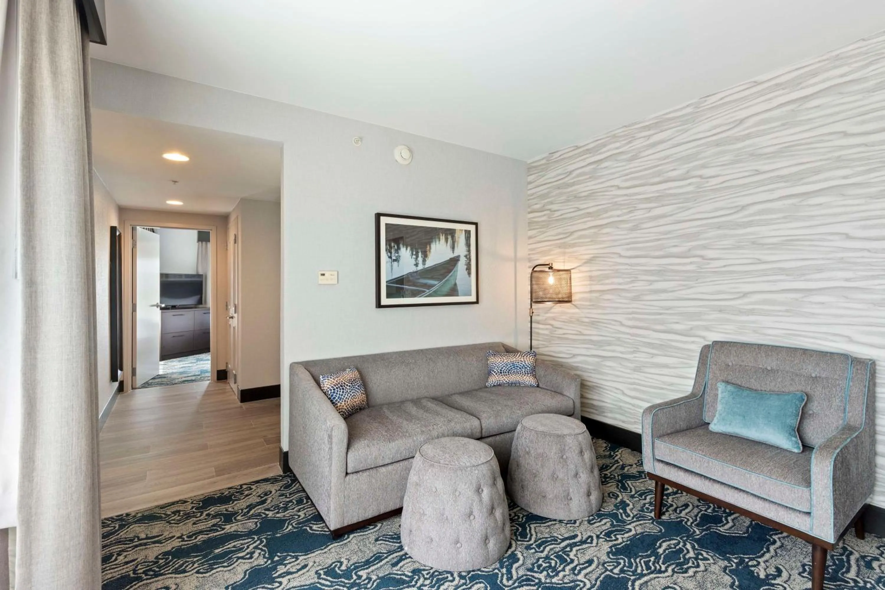 Living room in Doubletree By Hilton Front Royal Blue Ridge Shadows