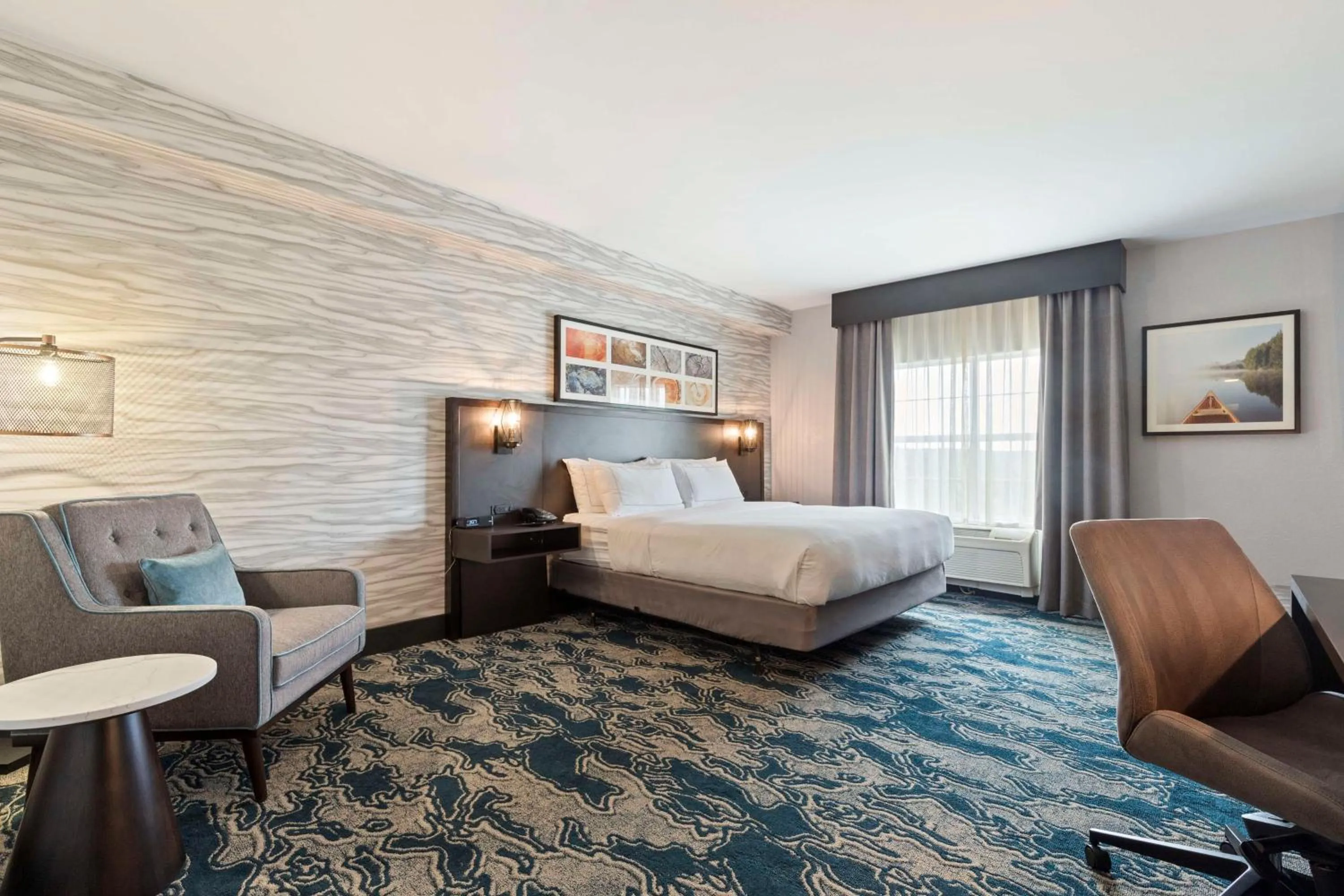 Bed in Doubletree By Hilton Front Royal Blue Ridge Shadows