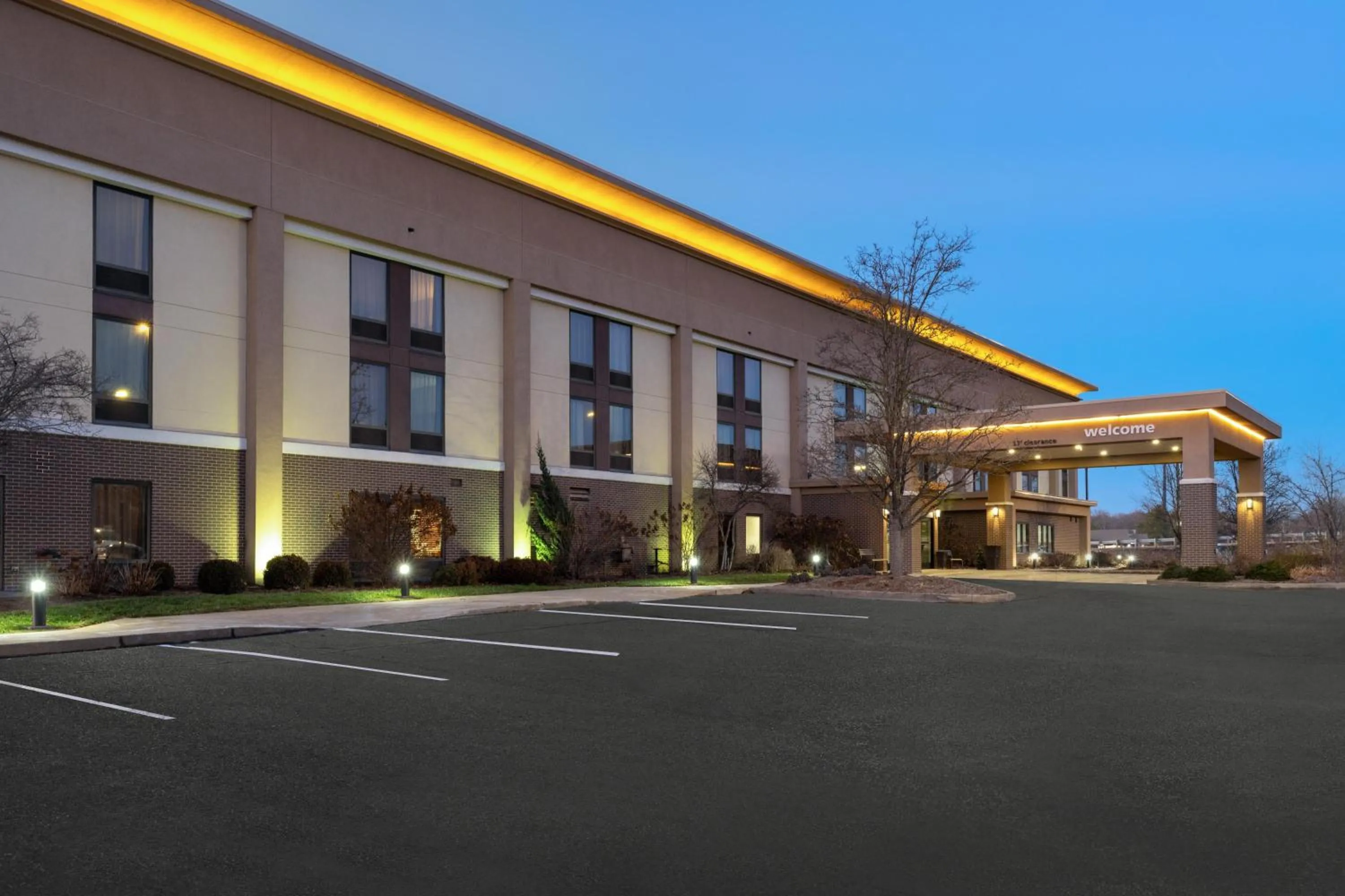 Property building in Hampton Inn Marietta