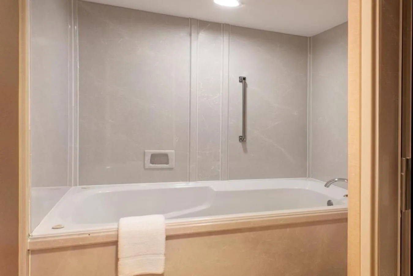 Days Inn & Suites by Wyndham Tyler