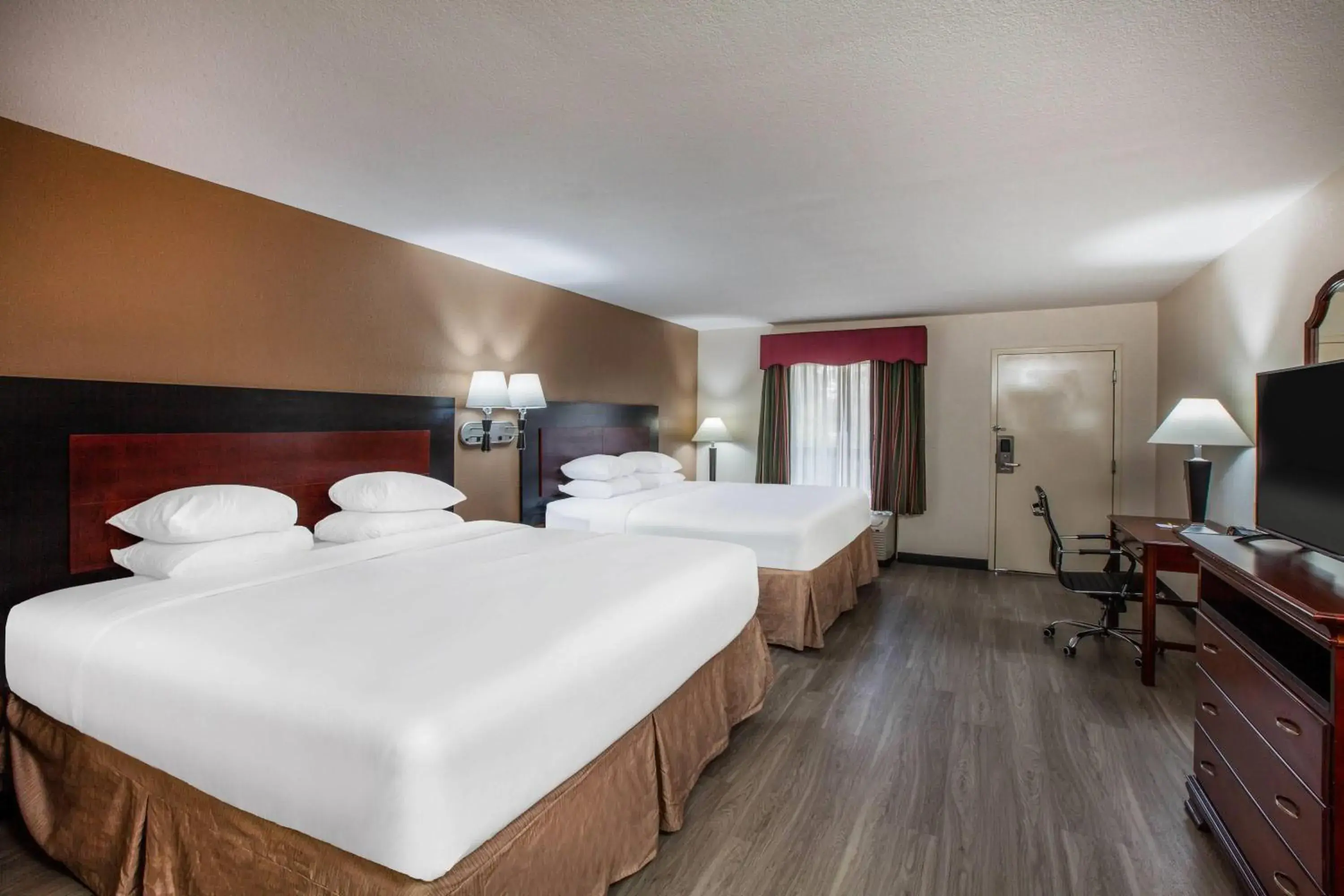 Photo of the whole room, Bed in Days Inn & Suites by Wyndham Tyler Photo of the whole room, Bed in Days Inn & Suites by Wyndham Tyler