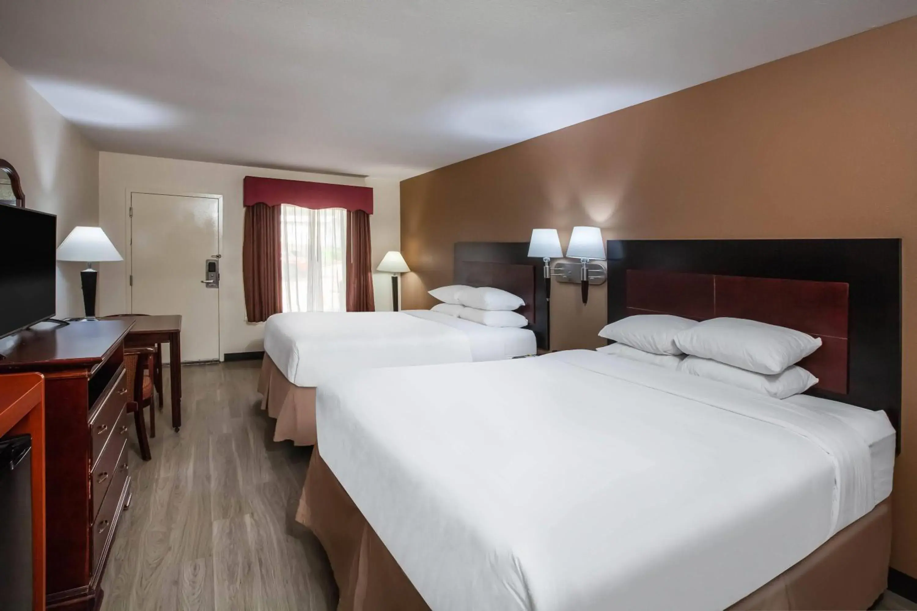 Photo of the whole room, Bed in Days Inn & Suites by Wyndham Tyler Photo of the whole room, Bed in Days Inn & Suites by Wyndham Tyler