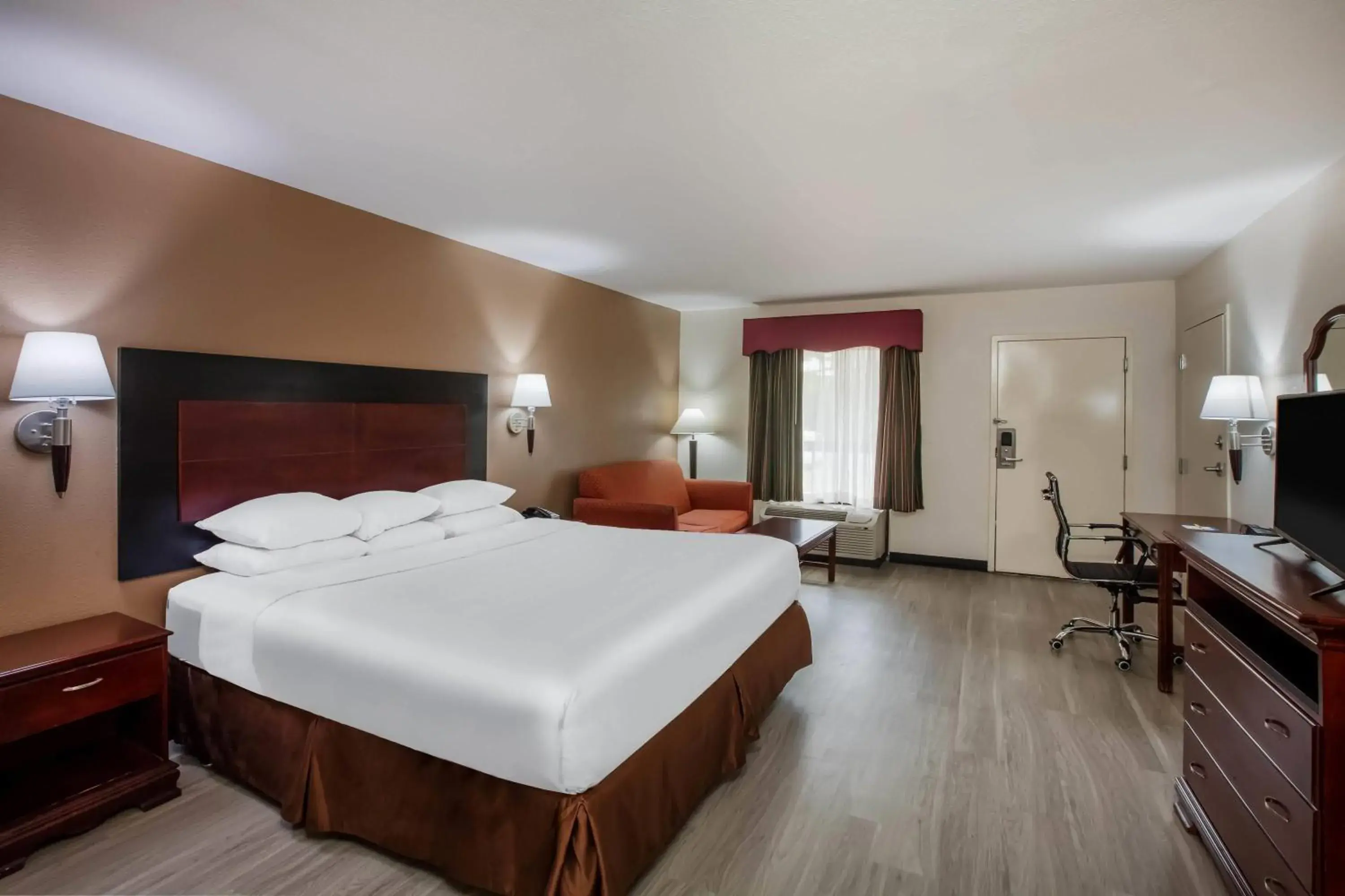 Photo of the whole room, Bed in Days Inn & Suites by Wyndham Tyler Photo of the whole room, Bed in Days Inn & Suites by Wyndham Tyler