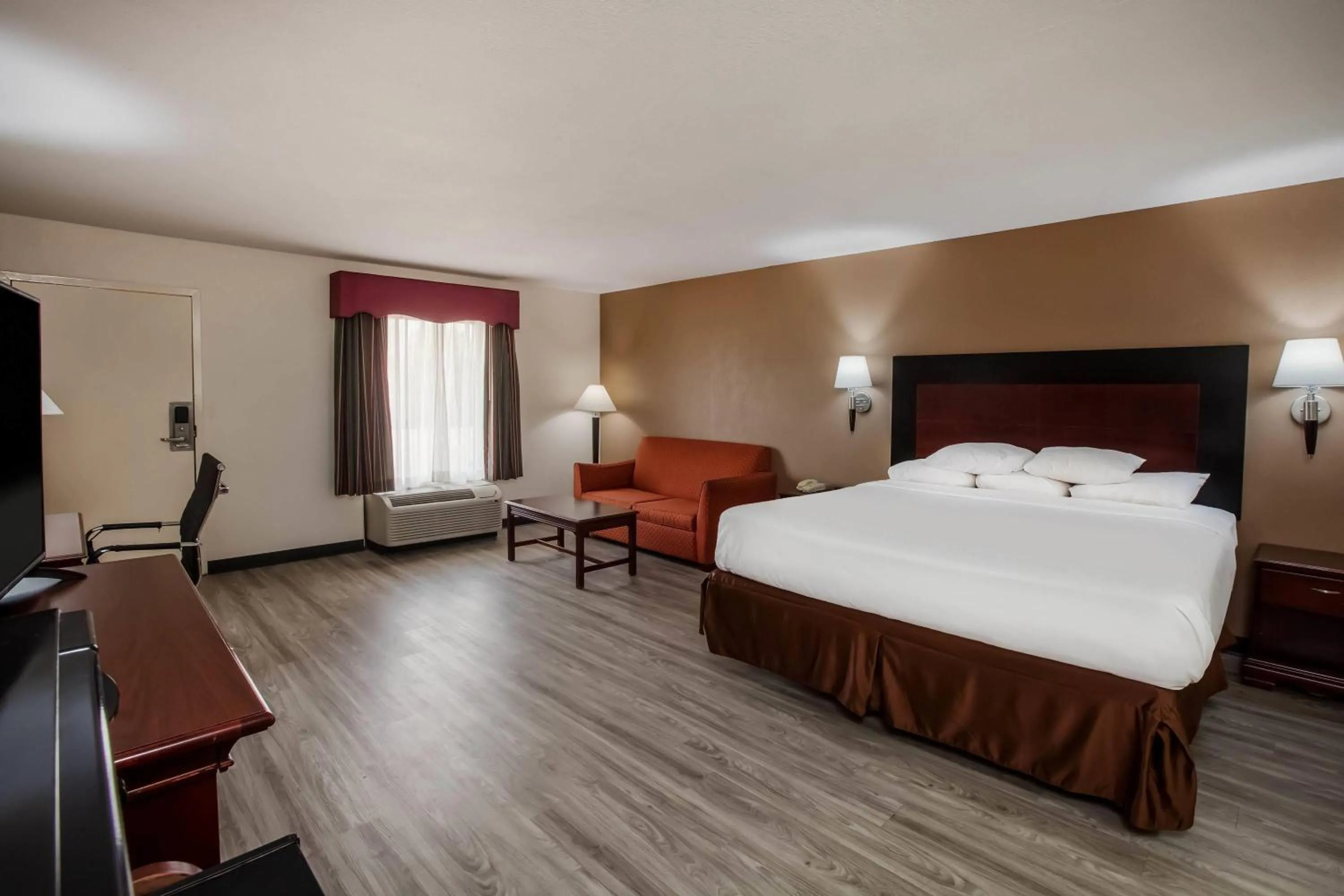 Photo of the whole room, Bed in Days Inn & Suites by Wyndham Tyler
