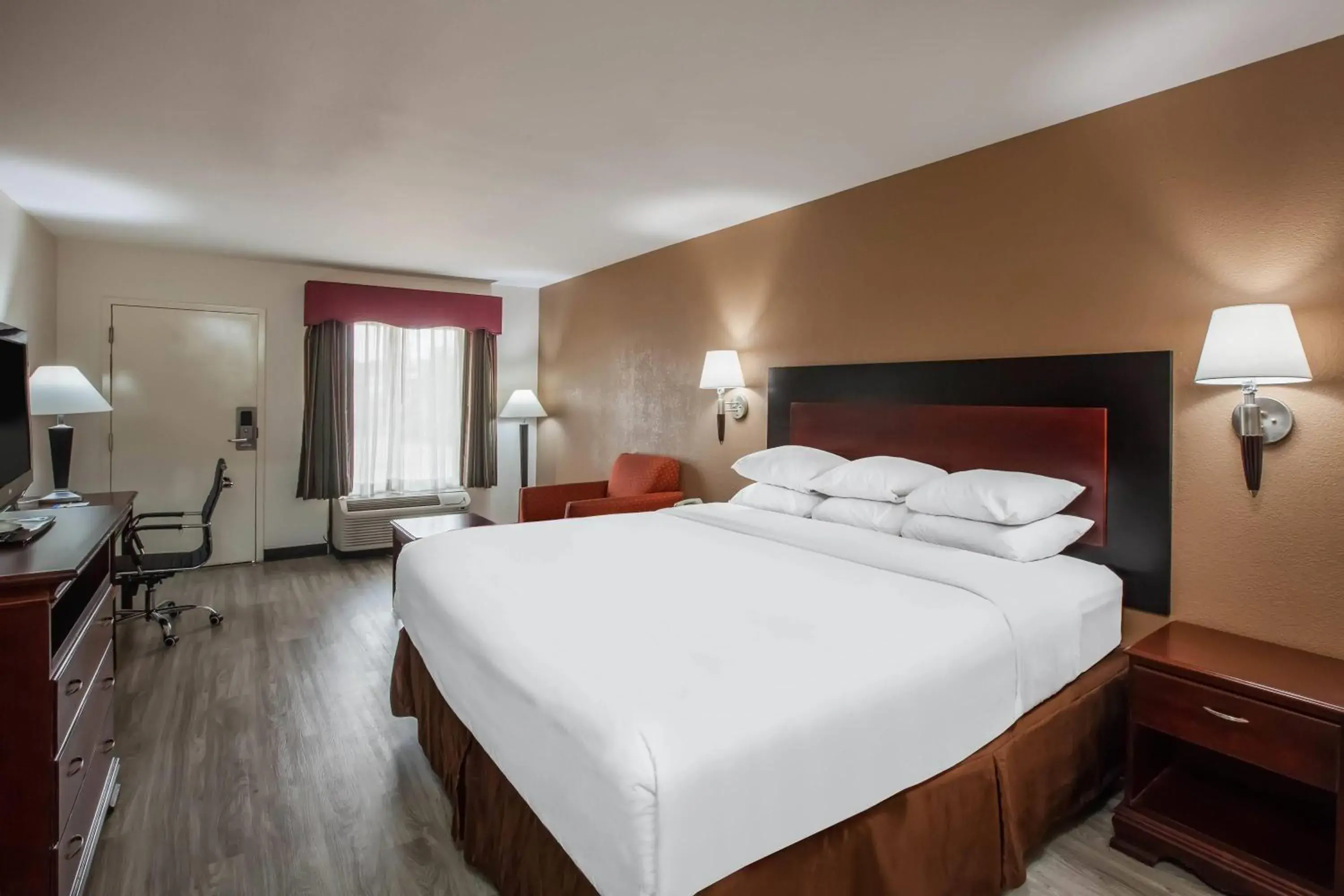 Photo of the whole room, Bed in Days Inn & Suites by Wyndham Tyler Photo of the whole room, Bed in Days Inn & Suites by Wyndham Tyler