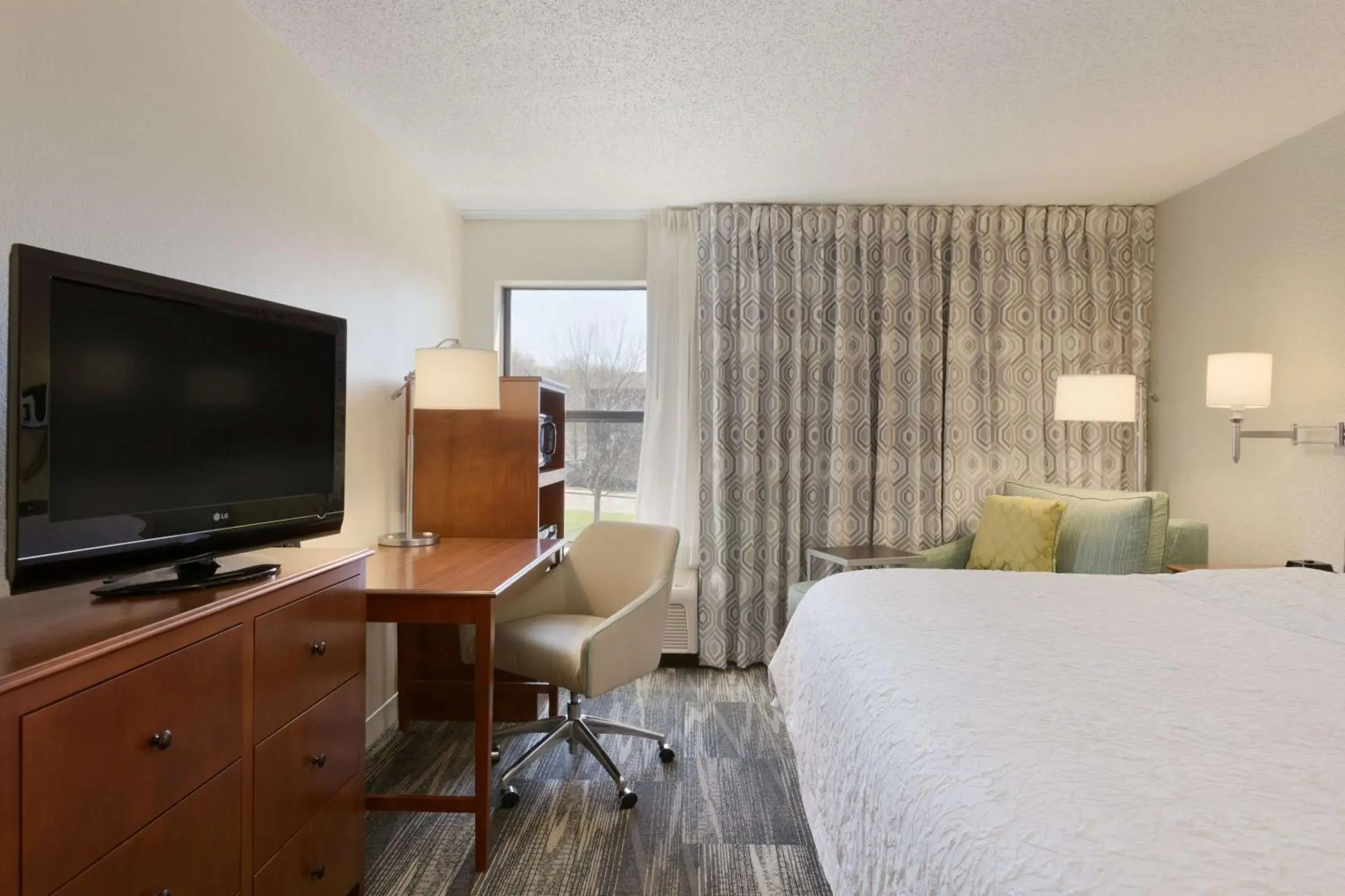 Bed in Hampton Inn Zanesville Bed in Hampton Inn Zanesville