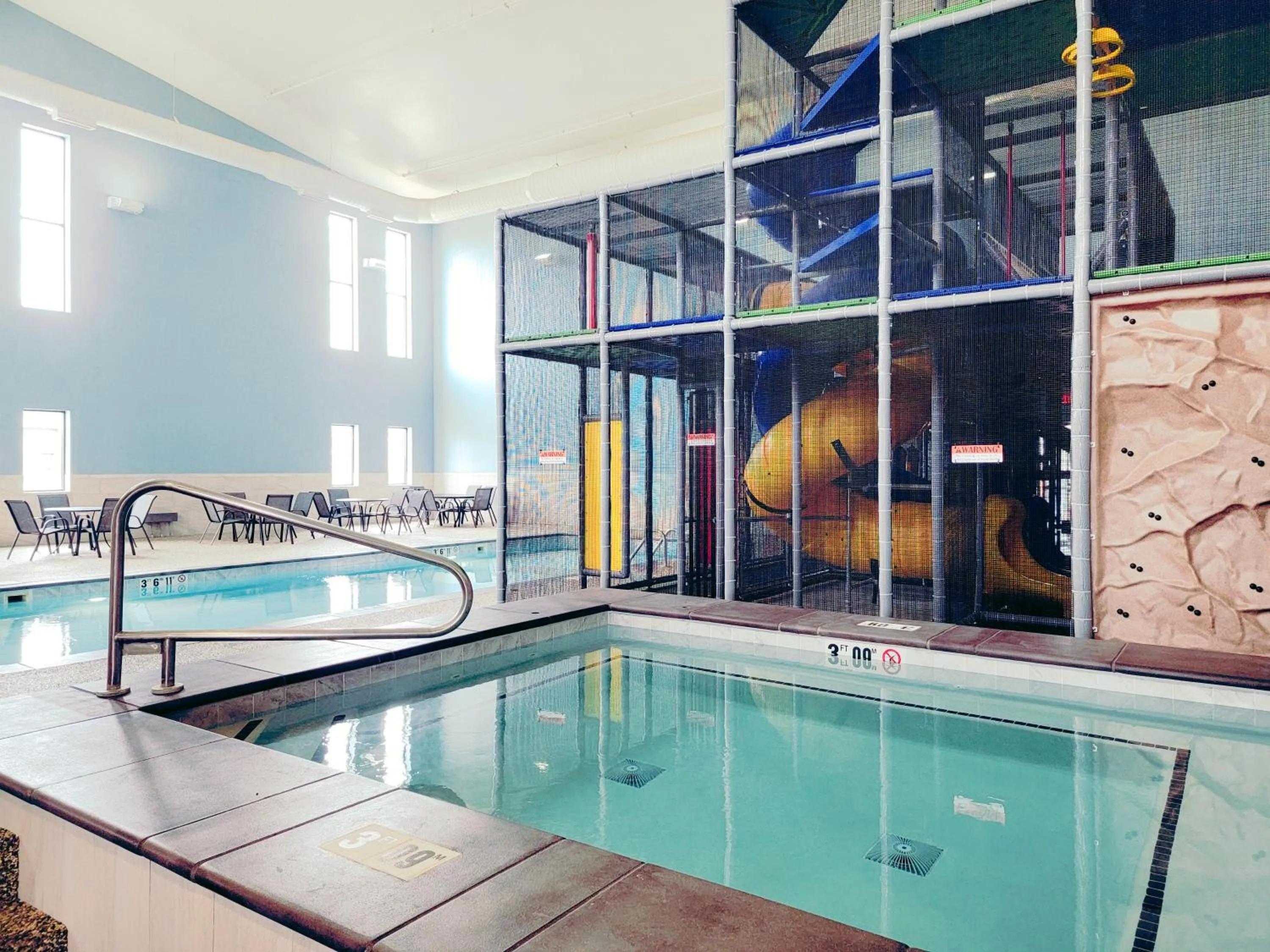Swimming pool in Holiday Inn Express Hotel & Suites Sioux Falls-Brandon by IHG