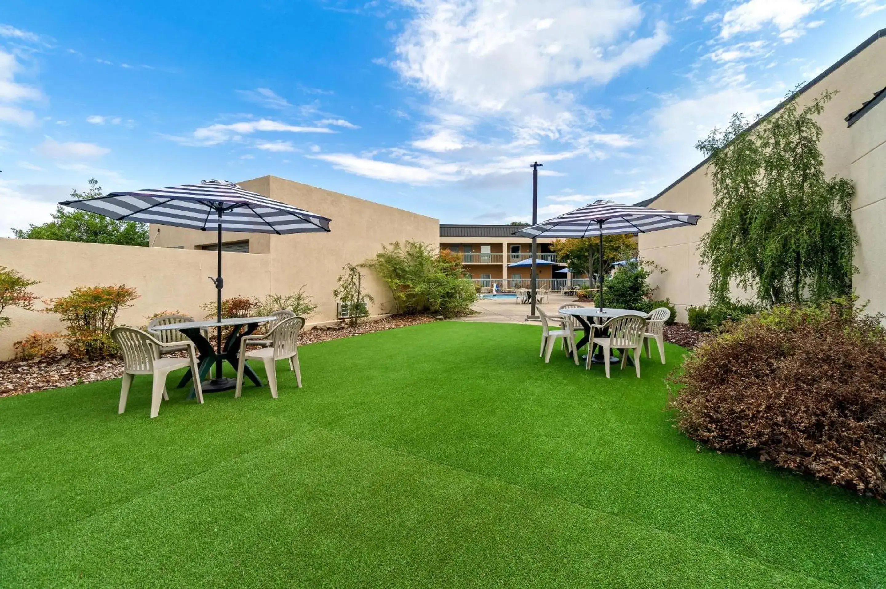 Swimming pool in Quality Inn Union City US 51 Swimming pool in Quality Inn Union City US 51