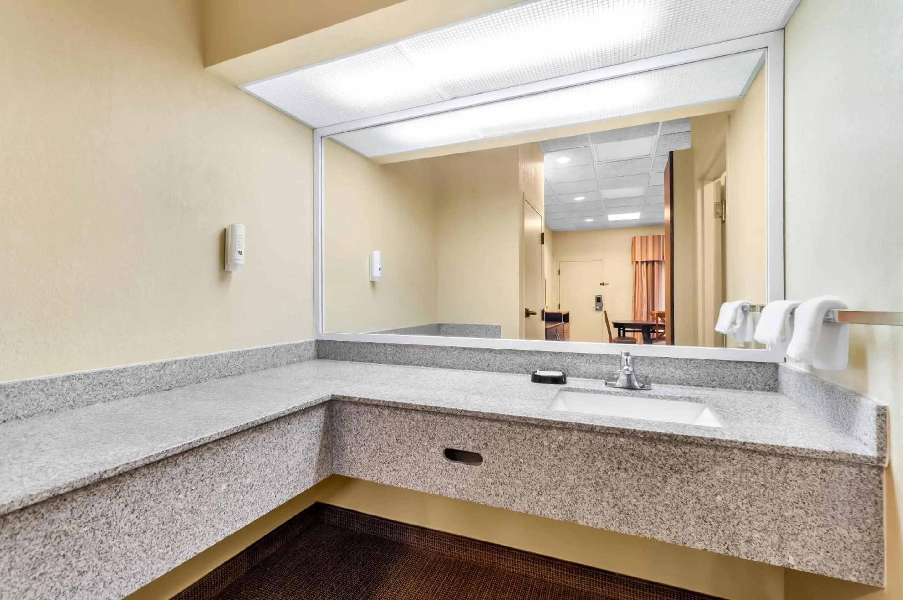 Bedroom in Quality Inn Union City US 51