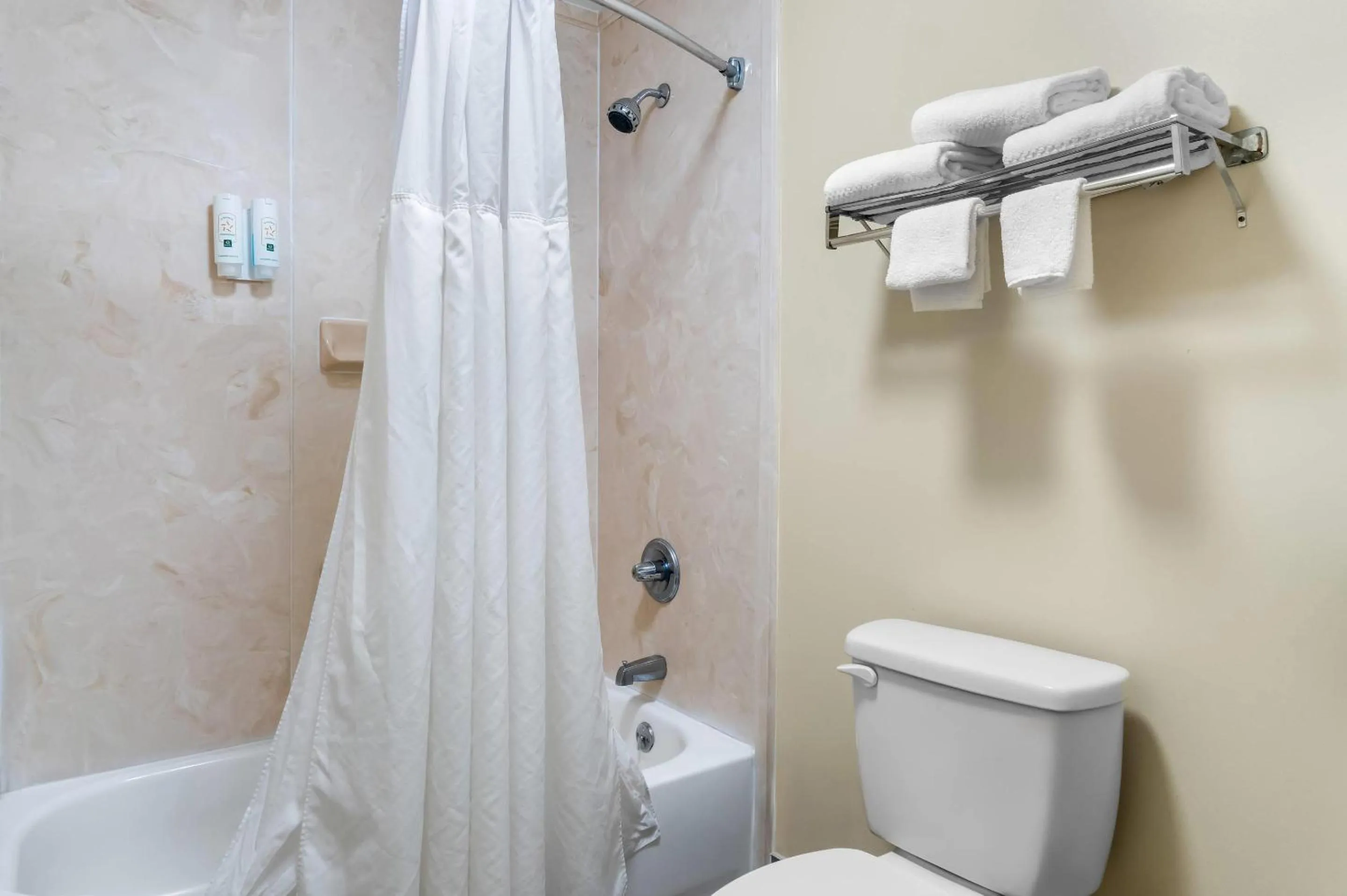 Bedroom in Quality Inn Union City US 51